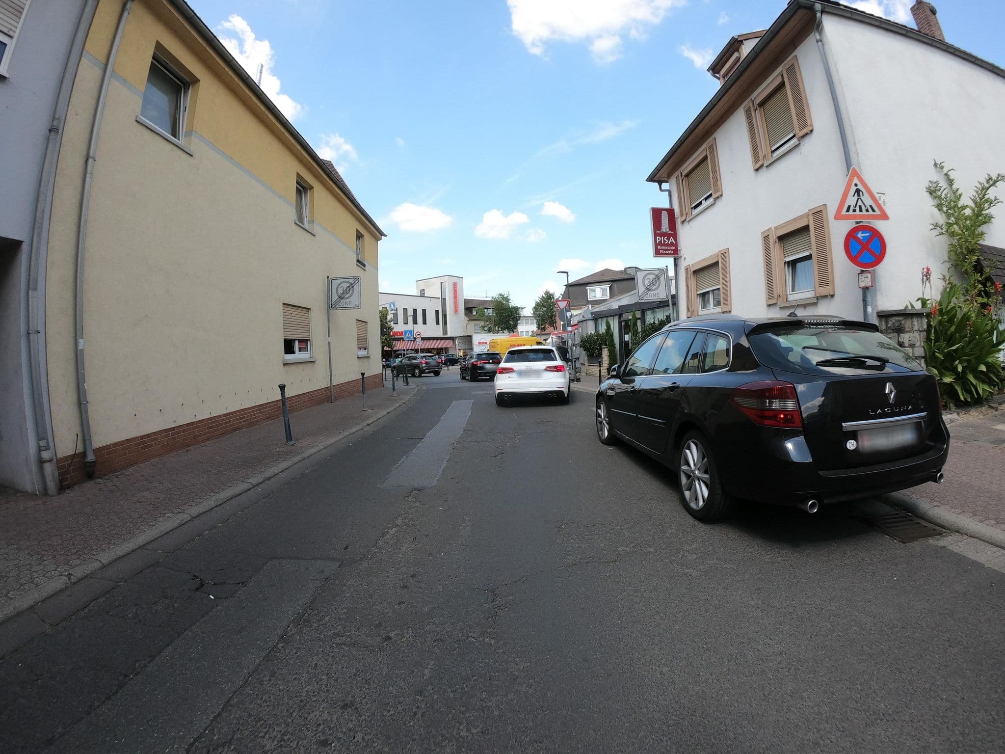 Street view near Hotel Kreilings Höfchen, Bad Vilbel — © tmka (CC BY-SA · Mapillary)