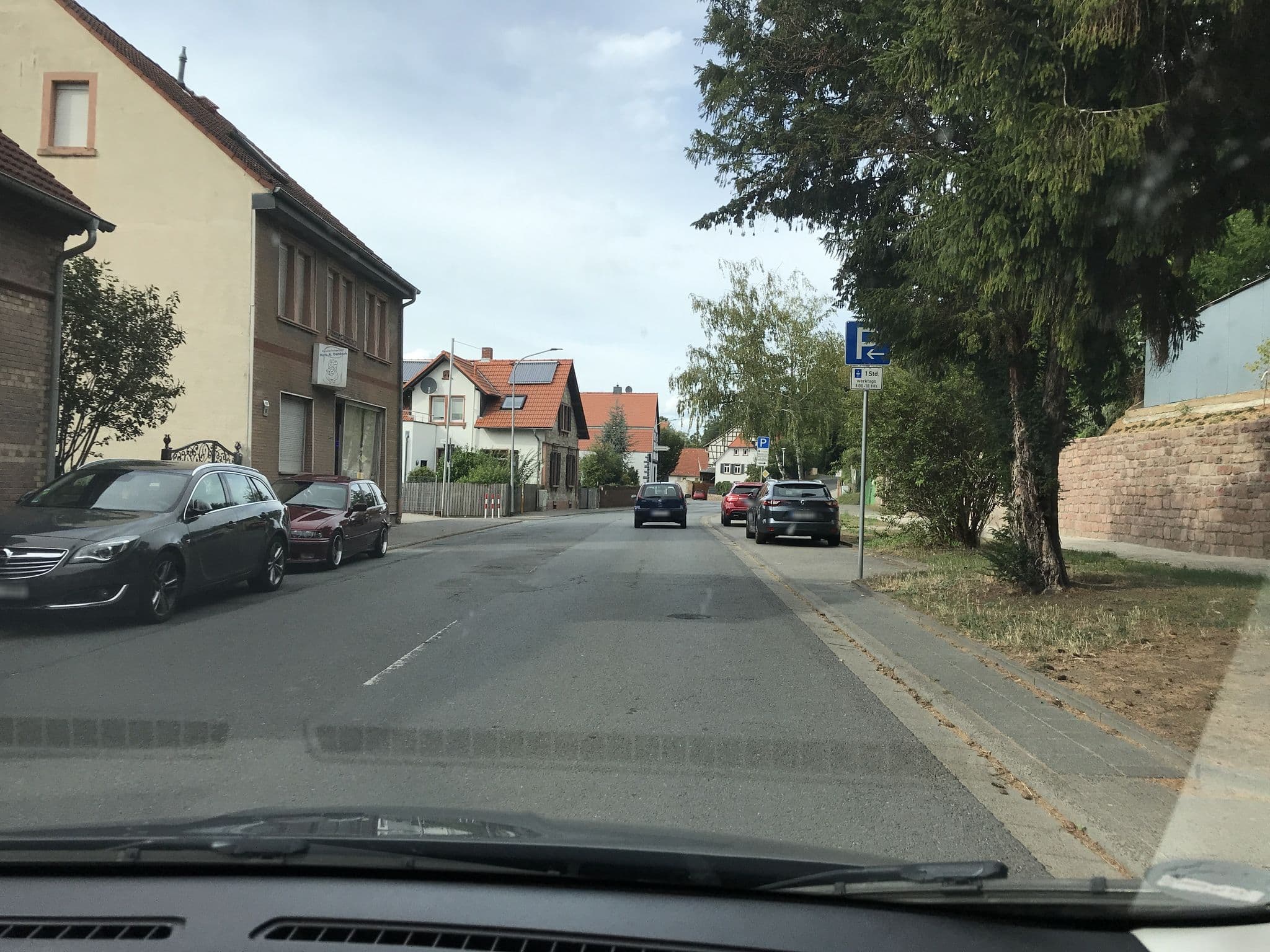 Street view near Blumeins - Das Refugium, Groß-Umstadt — © oschn0r (CC BY-SA · Mapillary)
