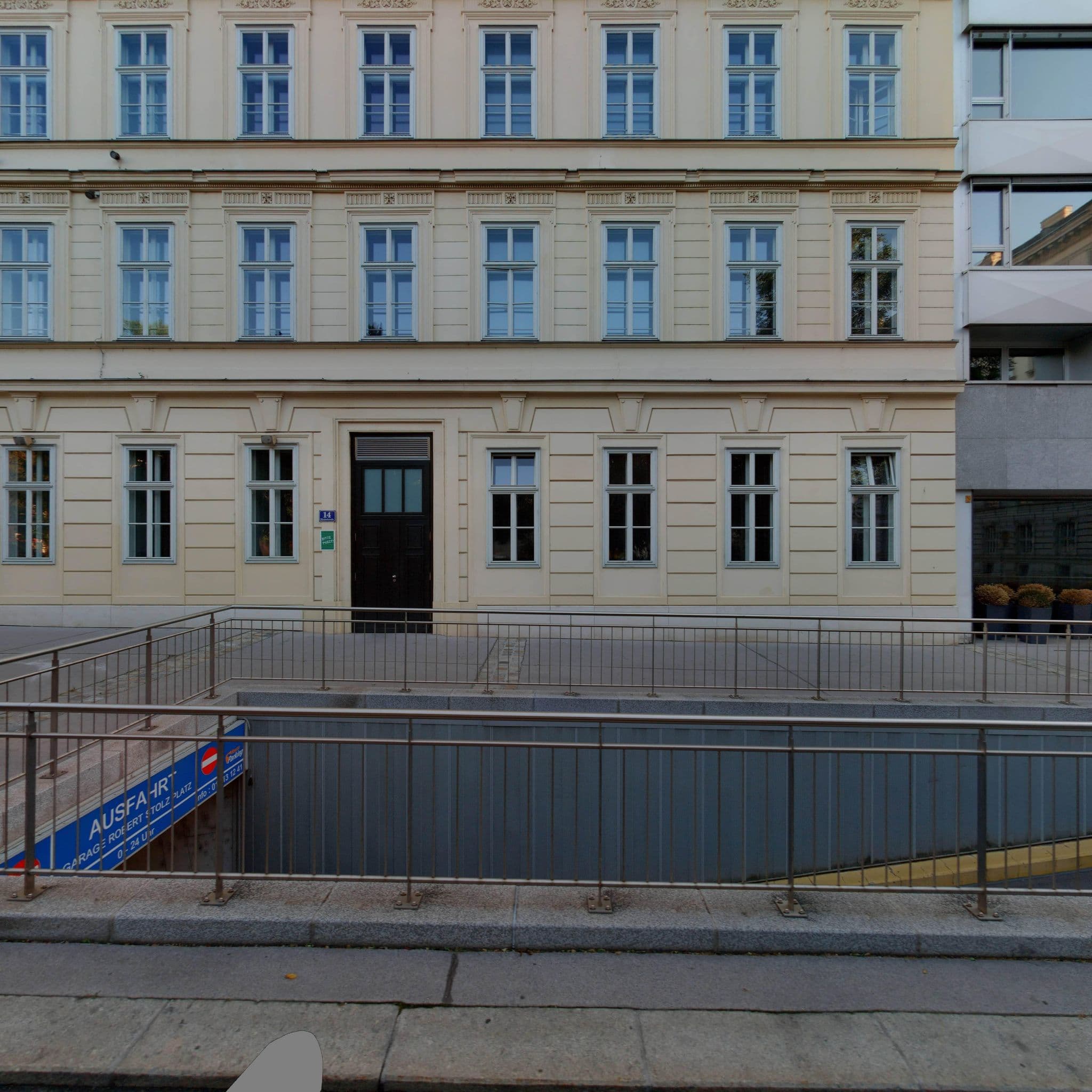 Street view near Hotel Le Meridien Wien - Starwood Hotels- Resort, Vienna — © eliasgander (CC BY-SA · Mapillary)