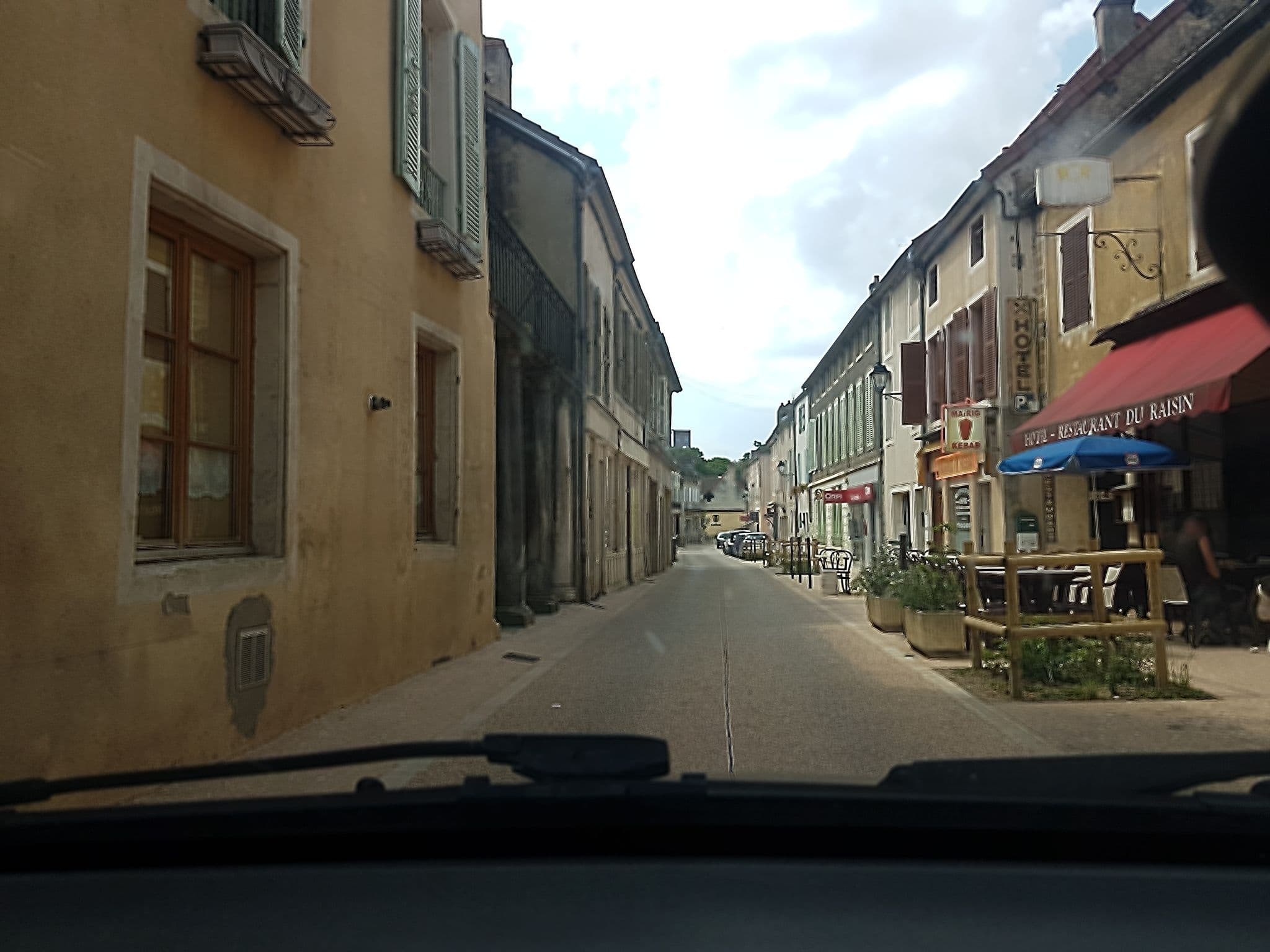 Street view near Restaurant-Hôtel Le Raisin, Givry — © globeur (CC BY-SA · Mapillary)