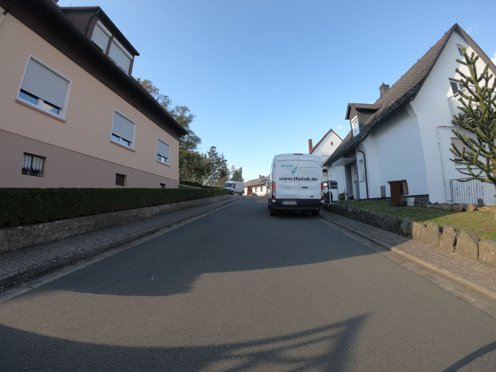 Street view near Ferienwohnung Lahntalblick, Heuchelheim — © grinninghamster (CC BY-SA · Mapillary)