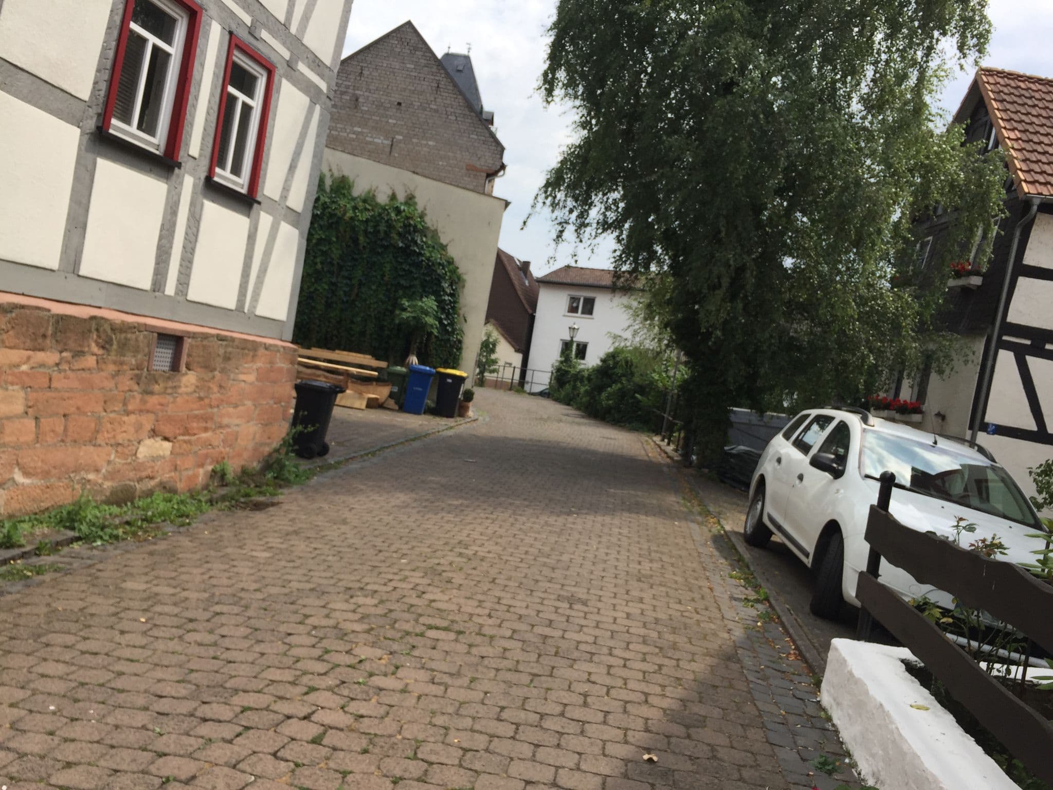Street view near Hotel Burg Staufenberg, Burgen, Schlosshotels Dr. Lohbeck, Staufenberg — © troher15 (CC BY-SA · Mapillary)