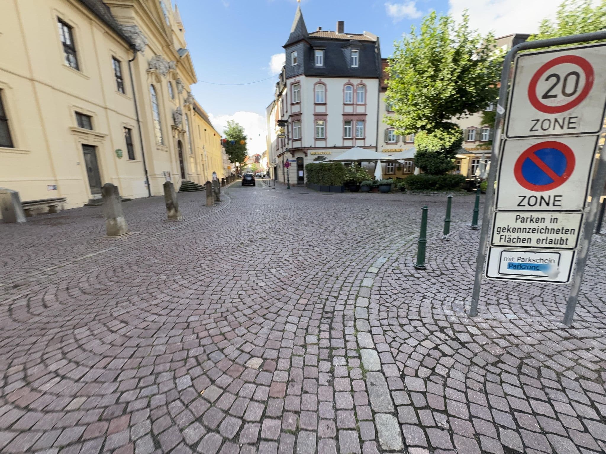 Street view near Romantik-Hotel und Restaurant Goldener Karpfen, Fulda — © chuck (CC BY-SA · Mapillary)