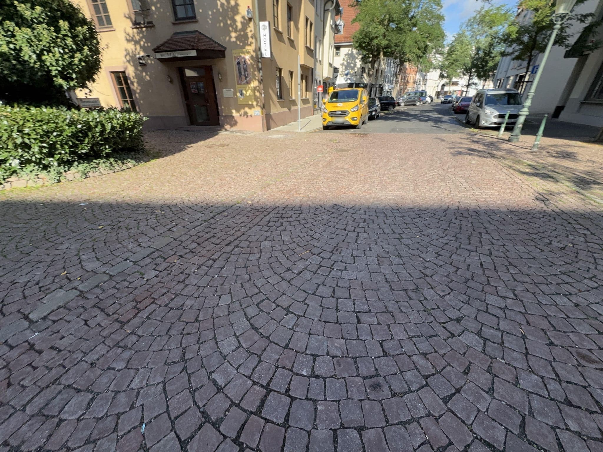 Street view near Hotel Zum goldenen Karpfen, Fulda — © chuck (CC BY-SA · Mapillary)