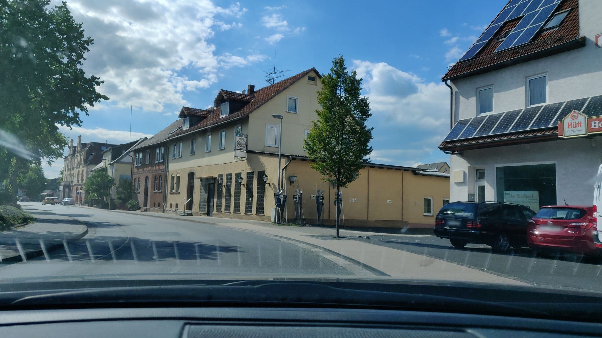 Street view near hotel lelijk hotelje (die riekt noa oude mensn), Gudensberg — © schmidt91 (CC BY-SA · Mapillary)