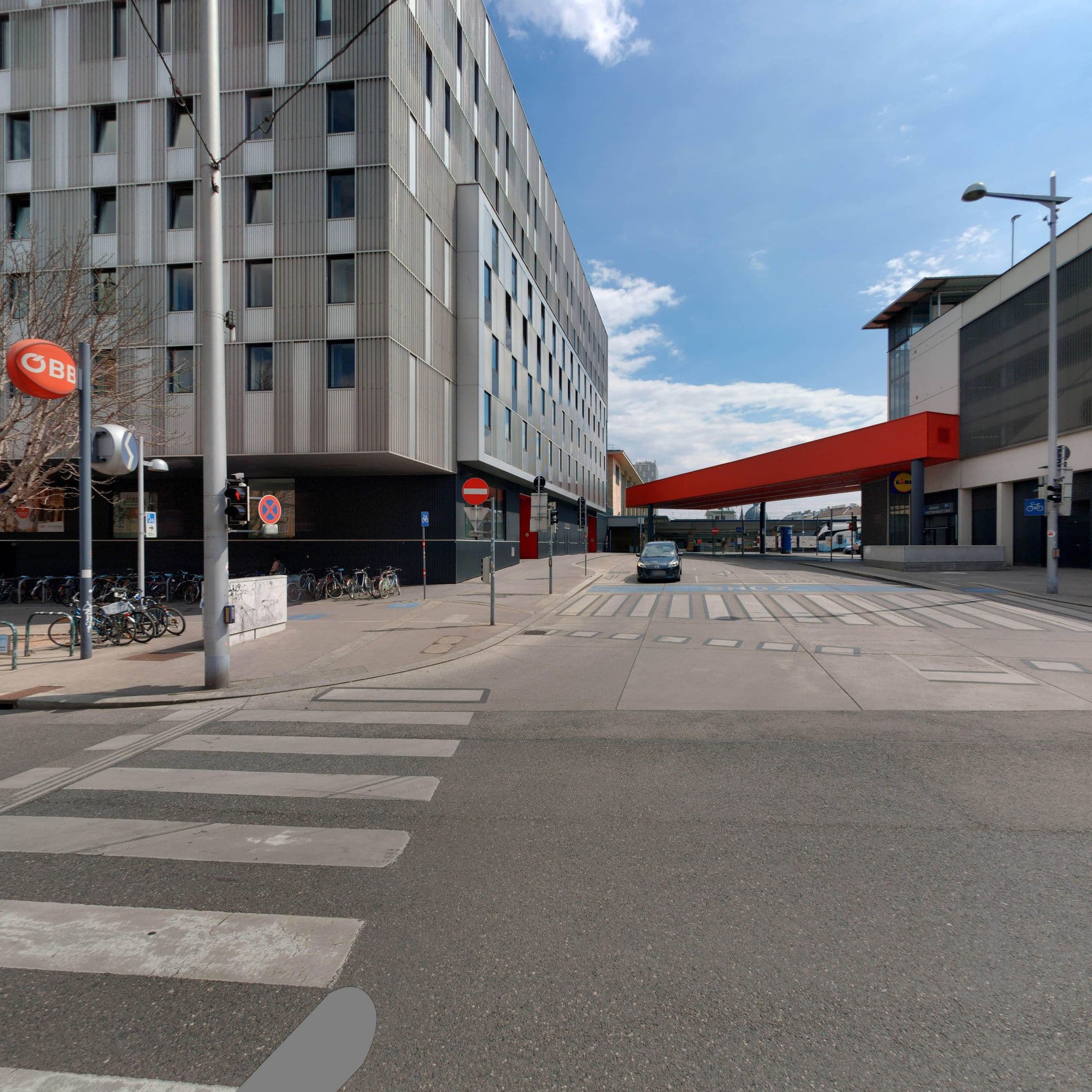 Street view near Hotel Westbahn, Neubau — © eliasgander (CC BY-SA · Mapillary)
