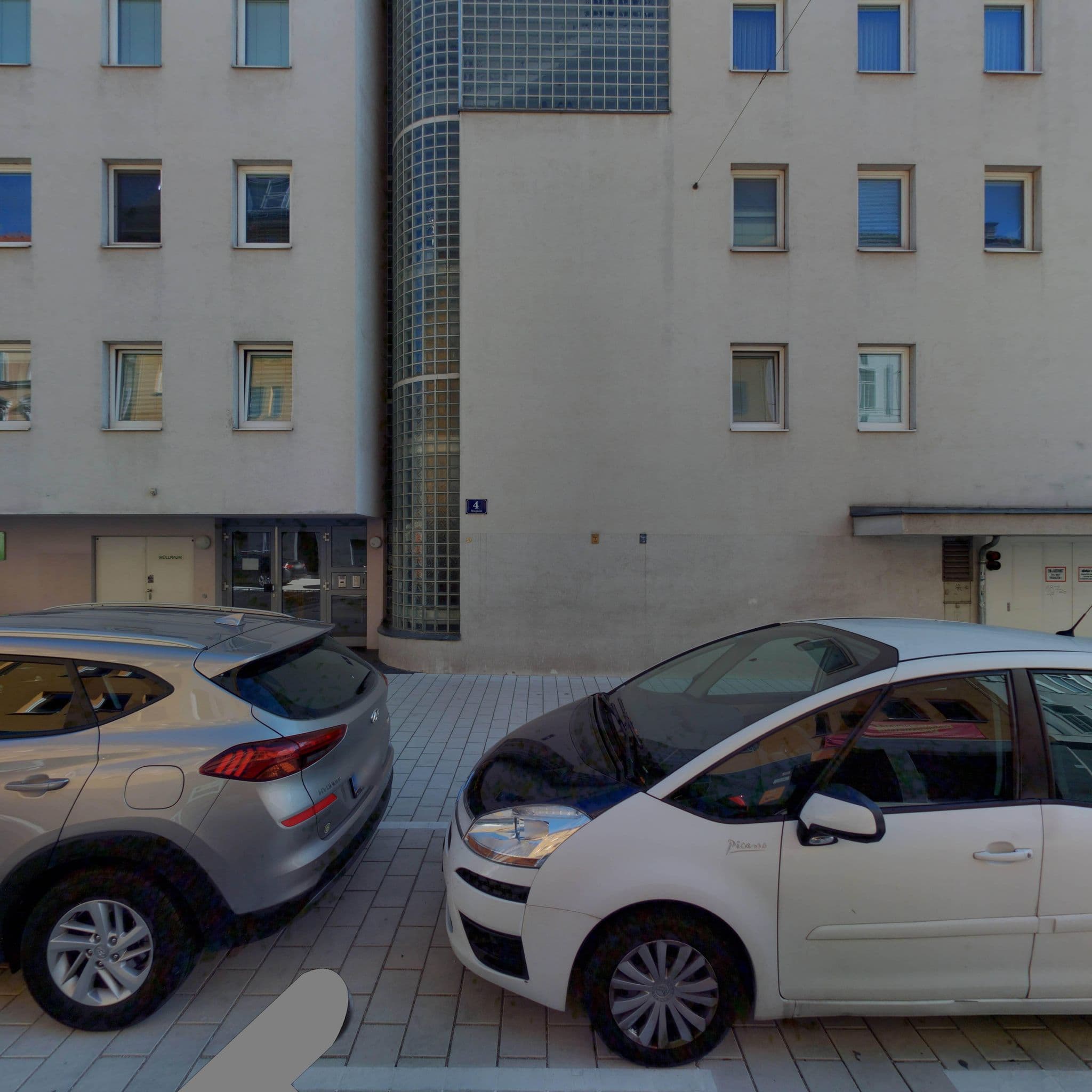Street view near Haus Strodl, Neubau — © eliasgander (CC BY-SA · Mapillary)