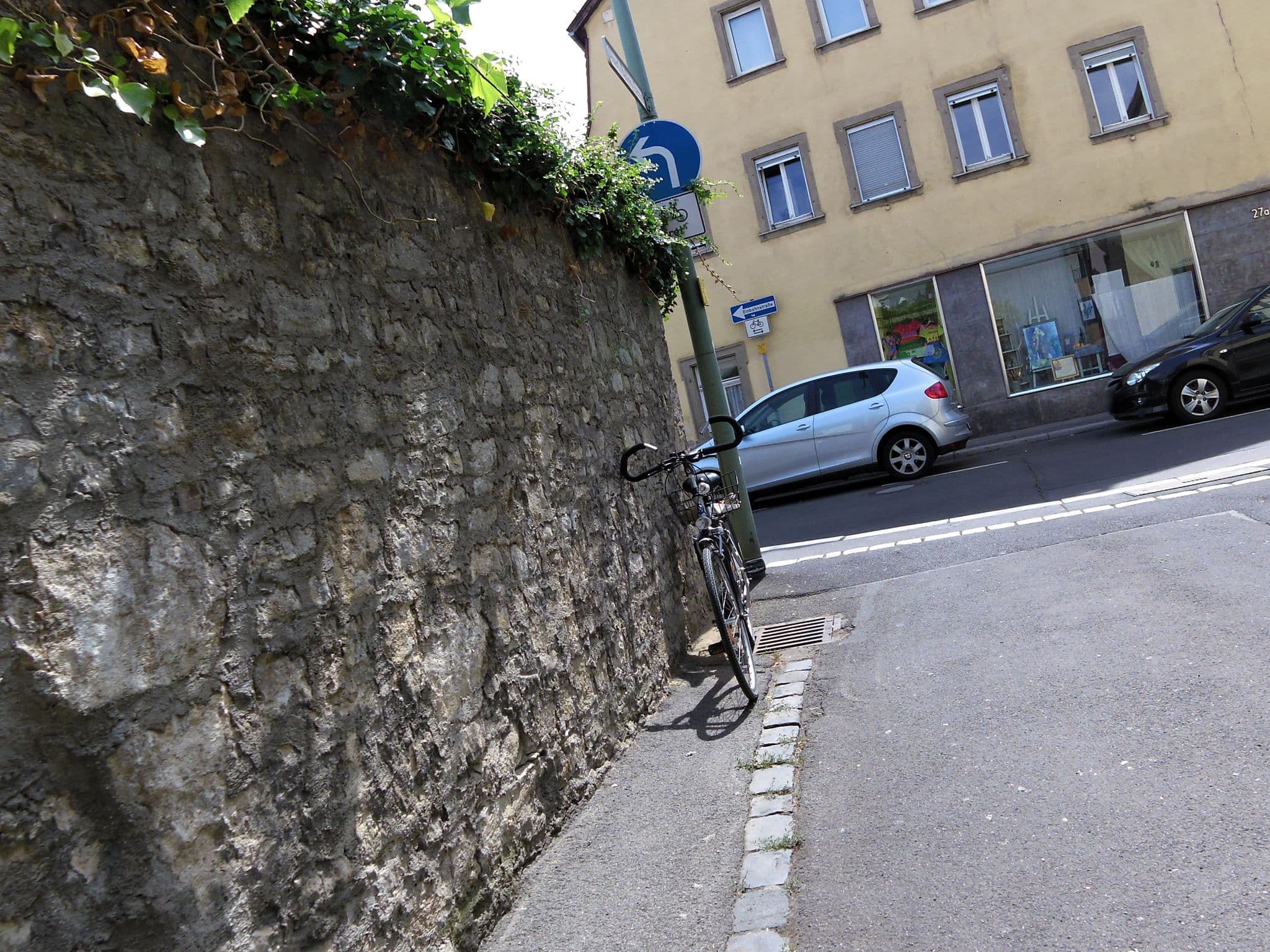 Street view near Studio Würzburg Heidingsfeld, Randersacker — © zoegglmeyr (CC BY-SA · Mapillary)
