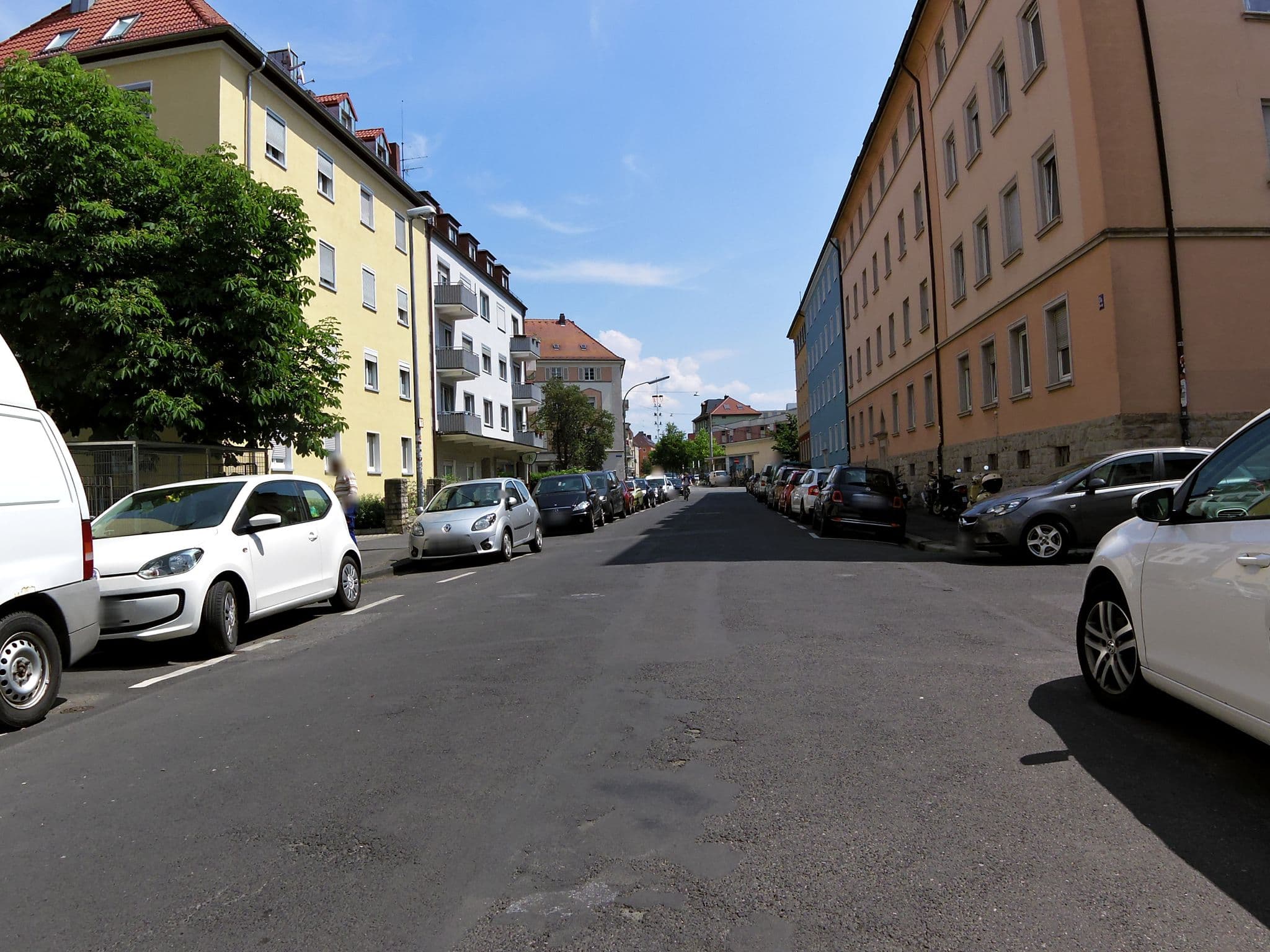 Street view near Apartment Avenzio, Höchberg — © zoegglmeyr (CC BY-SA · Mapillary)