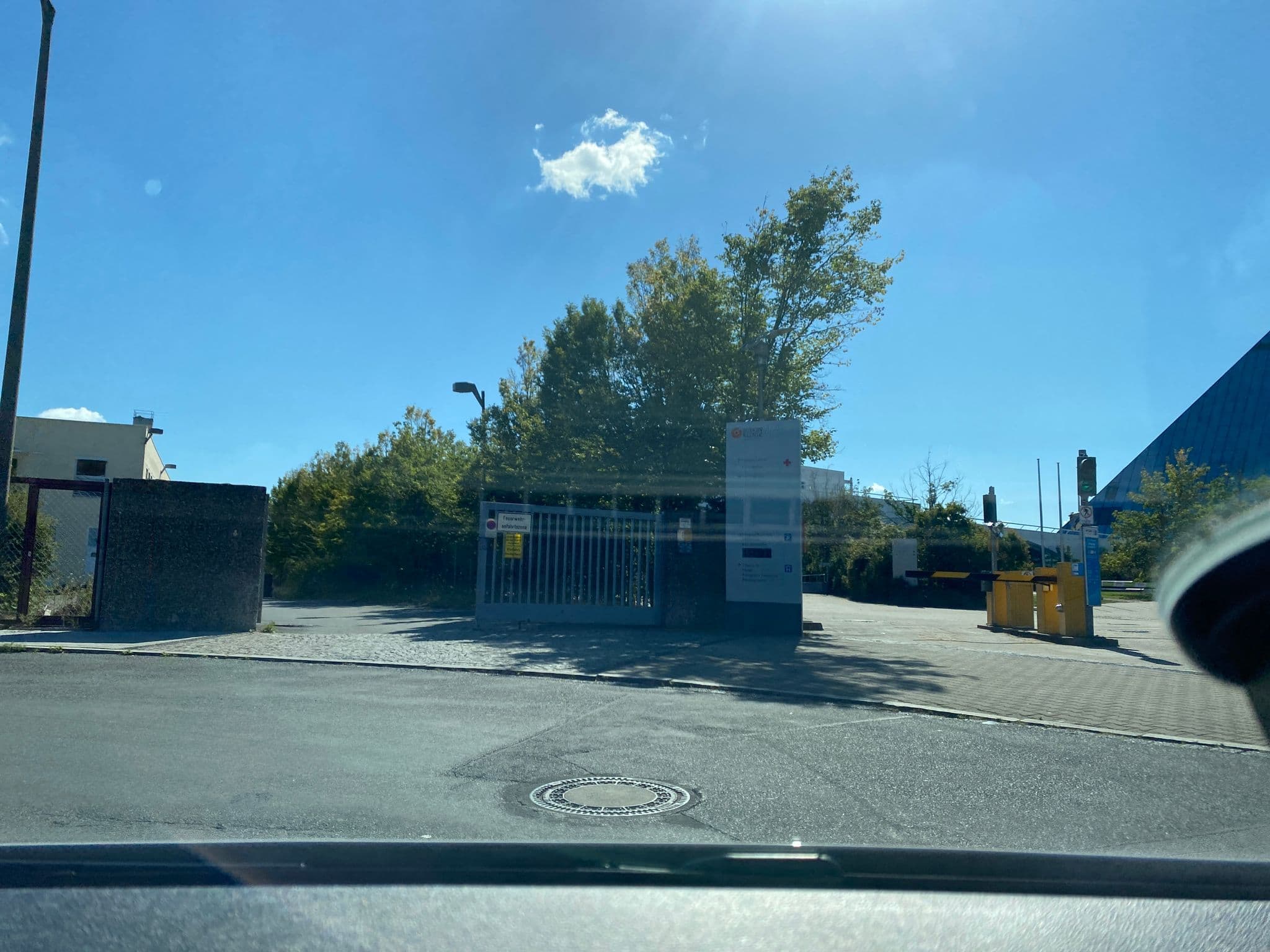 Street view near Parkhaus Europaallee Parkgarage APCOA, Großreuth bei Schweinau — © nasenweis (CC BY-SA · Mapillary)
