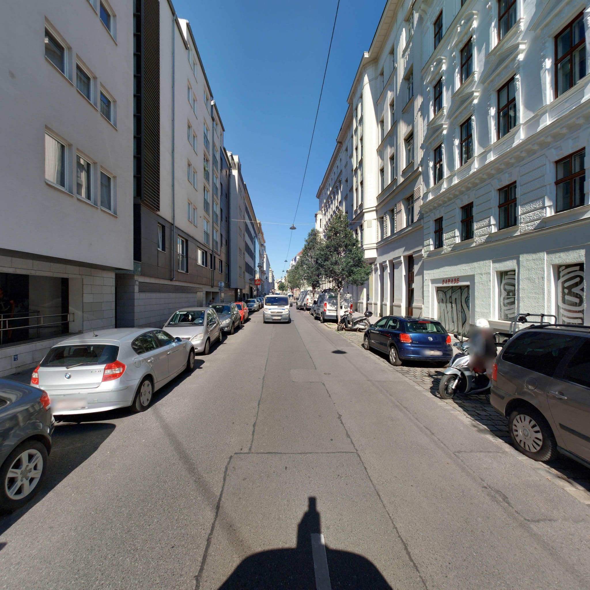 Street view near Hotel am Brillantengrund, Neubau — © eliasgander (CC BY-SA · Mapillary)