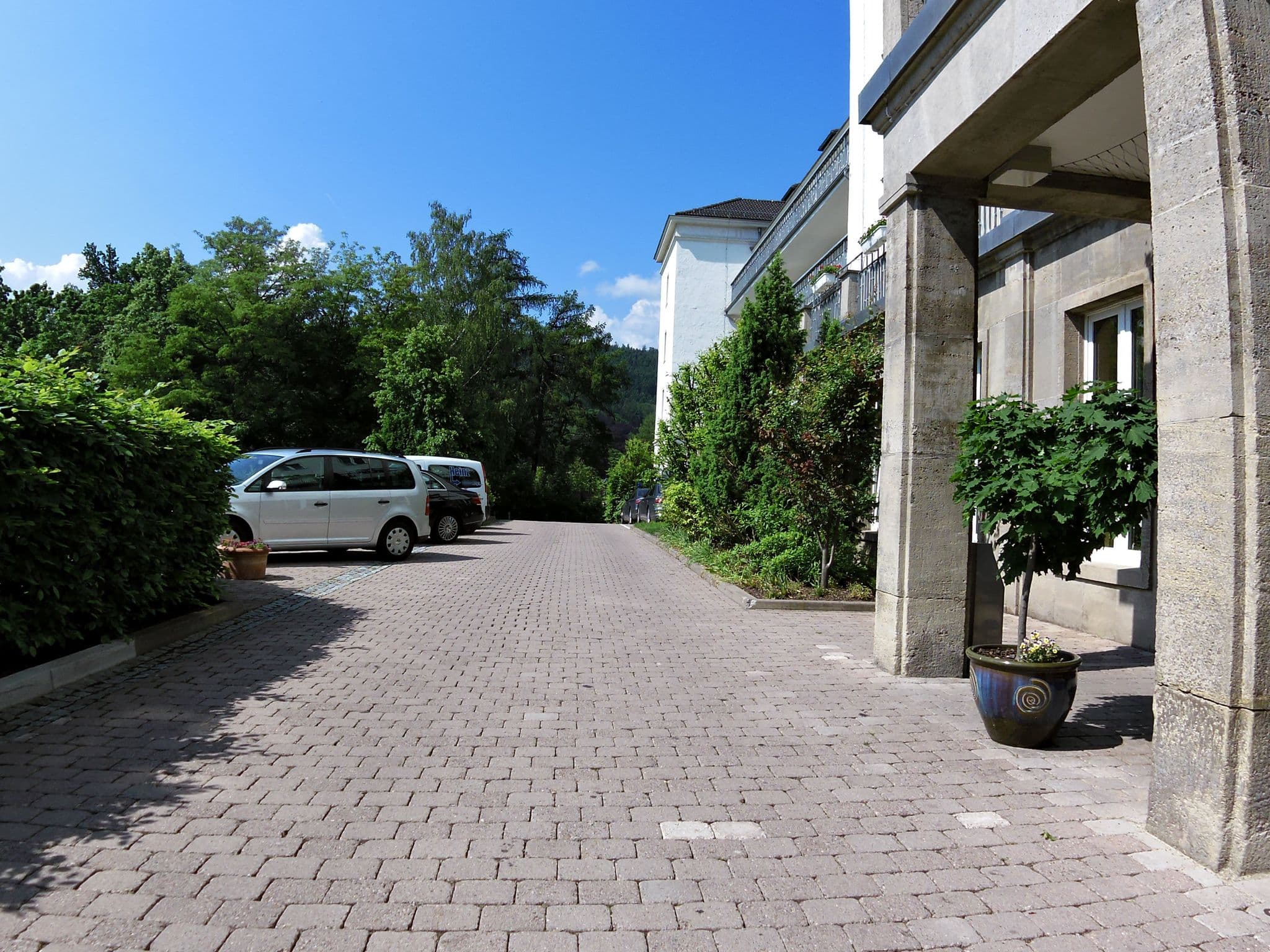 Street view near THR Thüringer Wald Betriebs- und Management GmbH, Friedrichroda — © zoegglmeyr (CC BY-SA · Mapillary)