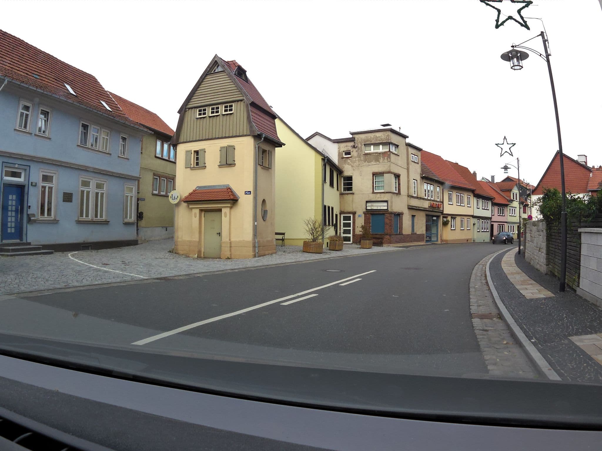 Street view near Zum Löwe, Waltershausen — © zoegglmeyr (CC BY-SA · Mapillary)
