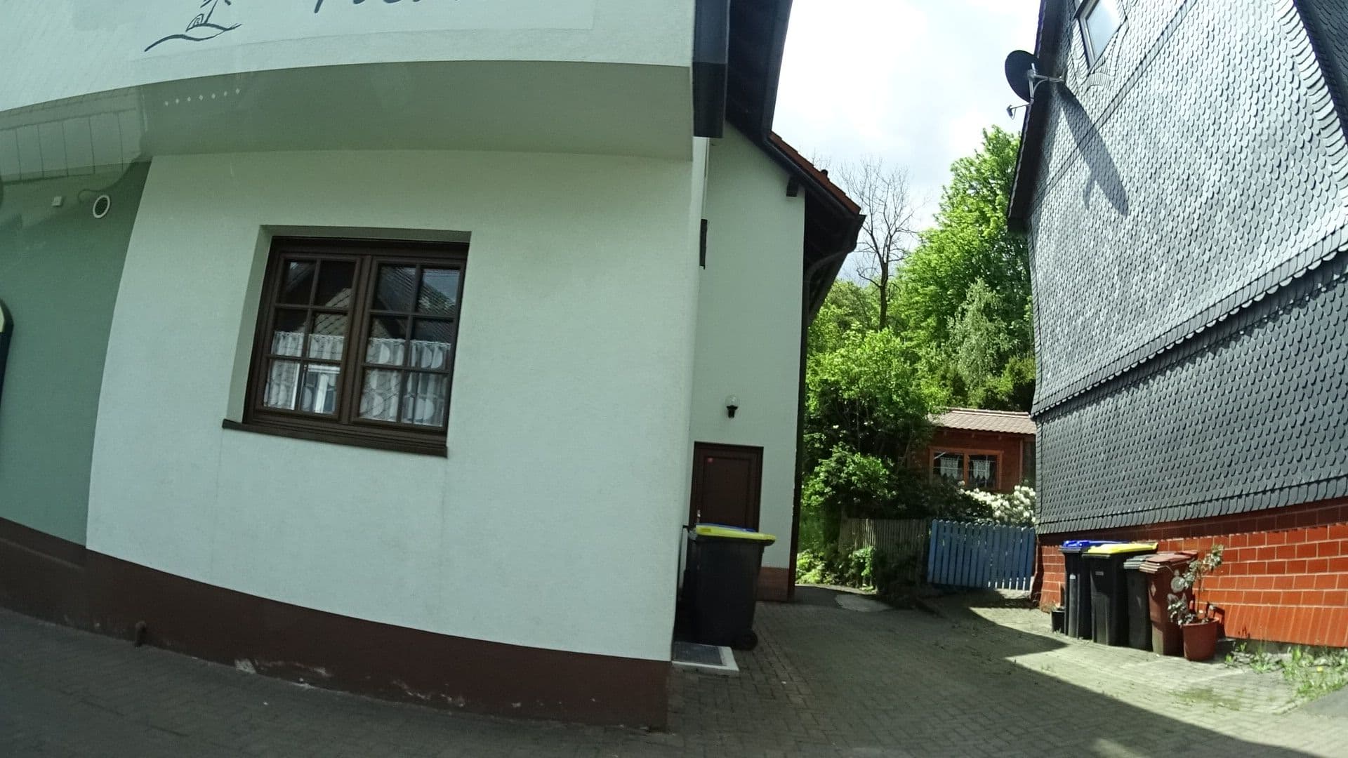Street view near Rennsteighotel Grüner Baum Inh. Thomas Brandt, Schmiedefeld am Rennsteig — © ramap (CC BY-SA · Mapillary)