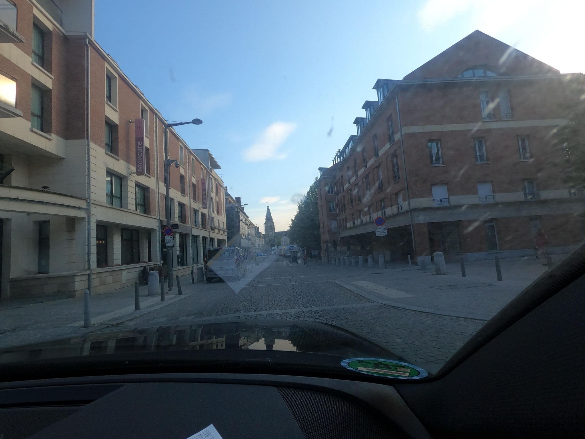 Street view near Mercure, Amiens — © saschahaberkorn (CC BY-SA · Mapillary)