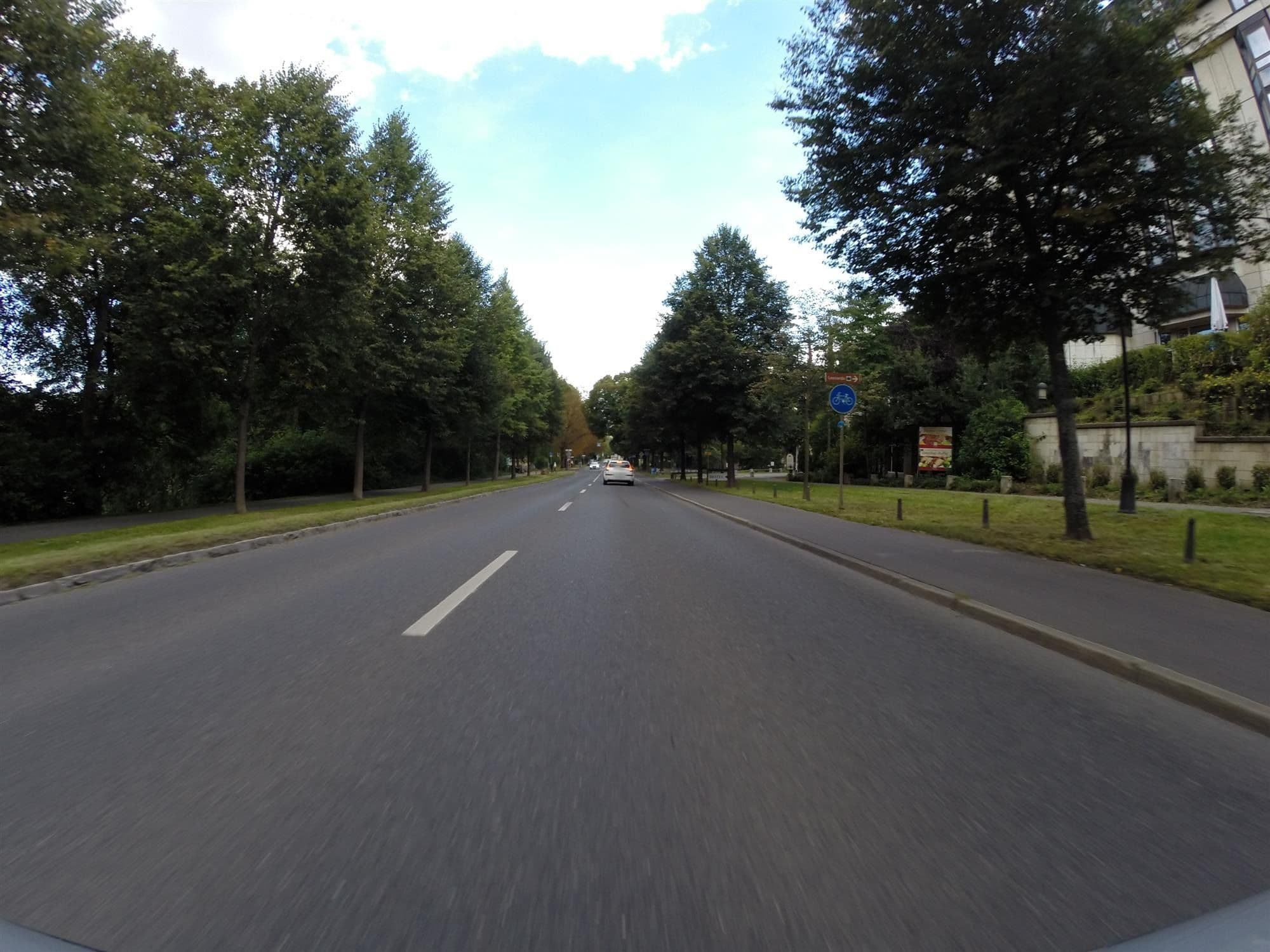 Street view near Leonardo Hotel Weimar, Weimar — © ahzf (CC BY-SA · Mapillary)