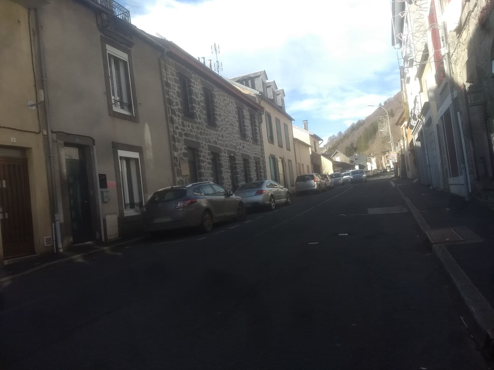 Street view near Les Camélias, Mont-Dore — © kritic (CC BY-SA · Mapillary)