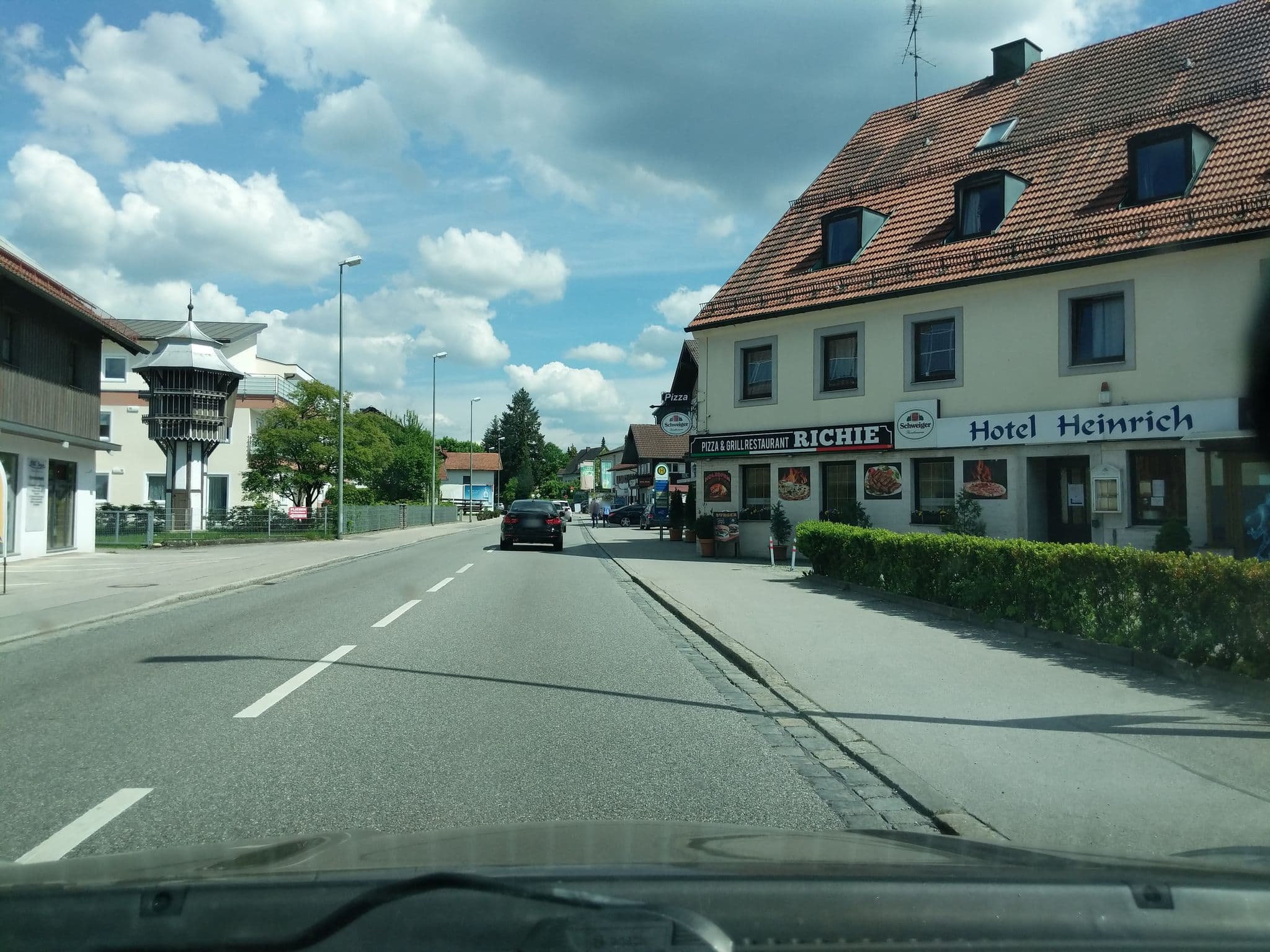 Street view near Hotel Heinrich, Kirchseeon — © toaskoas (CC BY-SA · Mapillary)