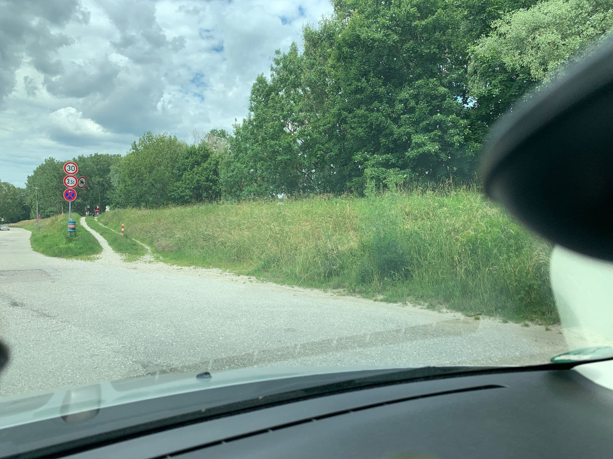Street view near Hotel-Pension Zur Laend, Moosburg — © chicc0 (CC BY-SA · Mapillary)