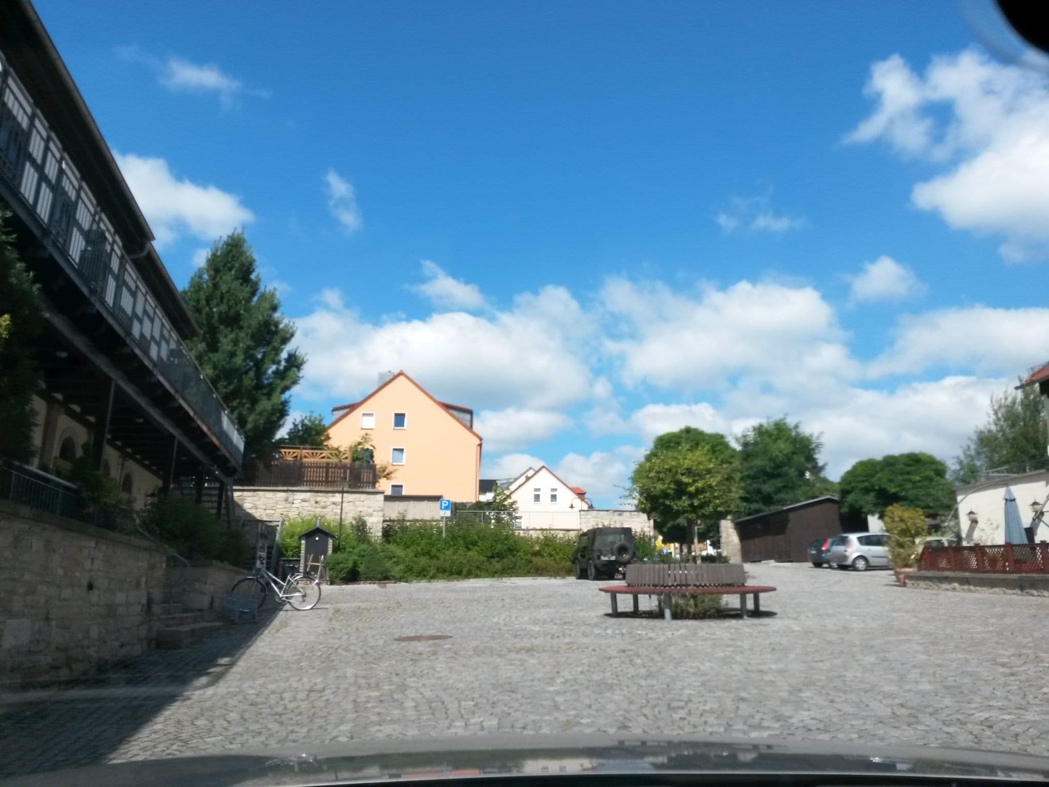 Street view near Gasthof "Zum Schwarzern Bären", Bad Klosterlausnitz — © rausk (CC BY-SA · Mapillary)
