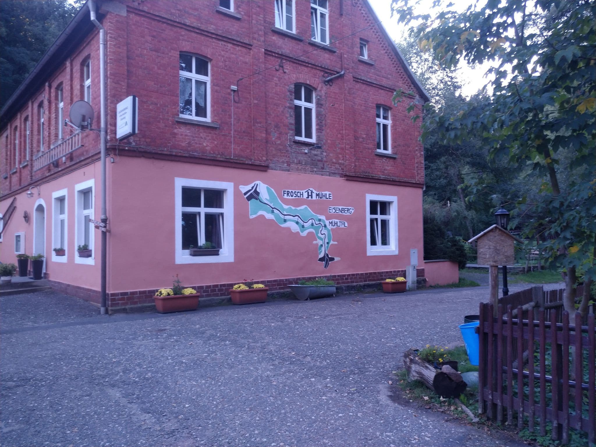 Street view near Jugendherberge - DJH - Lvb Thüringen e.V. Froschmühle, Eisenberg — © mknight (CC BY-SA · Mapillary)