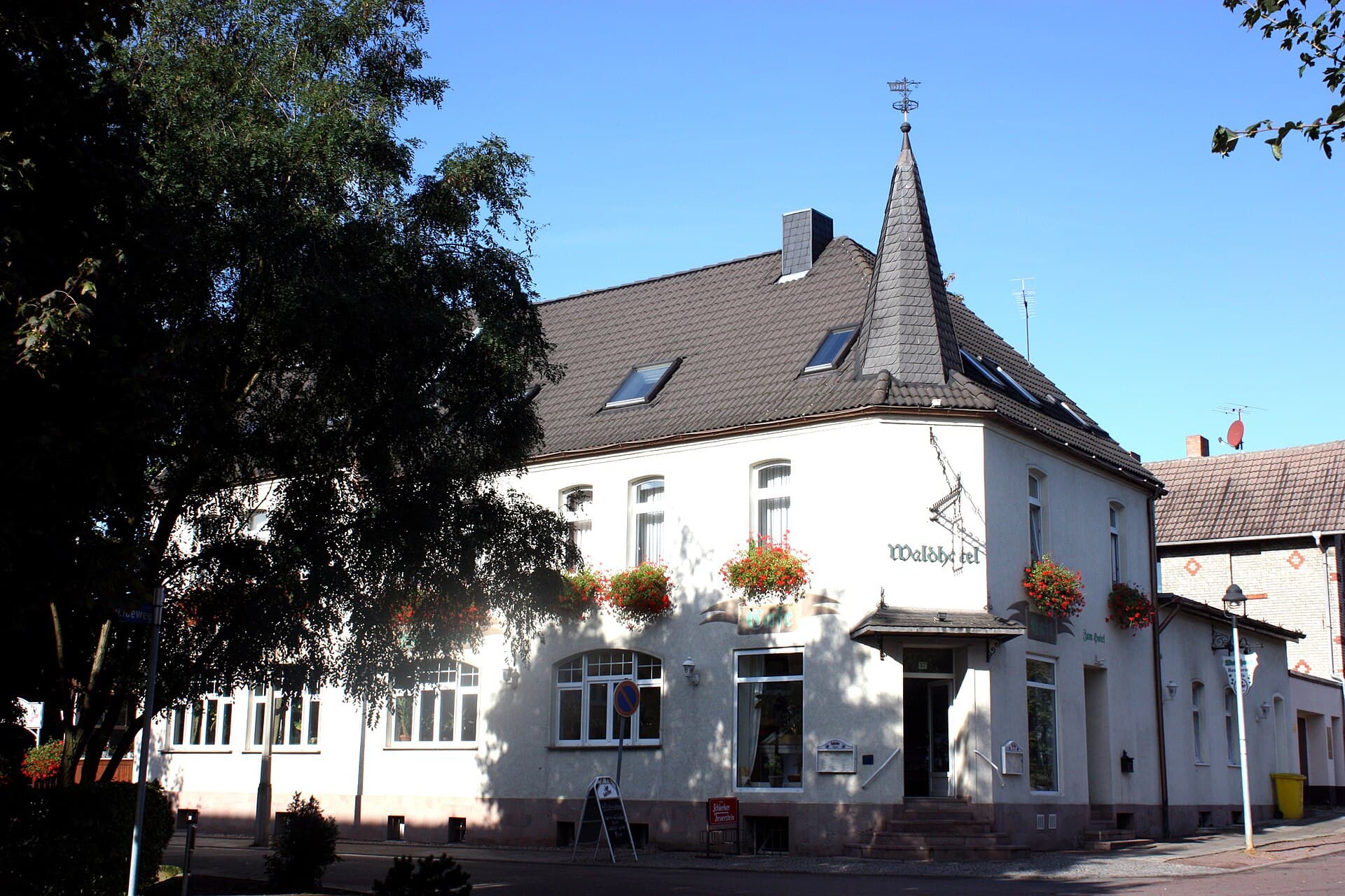 Waldhotel Halle (via Wikimedia Commons, CC BY 3.0)