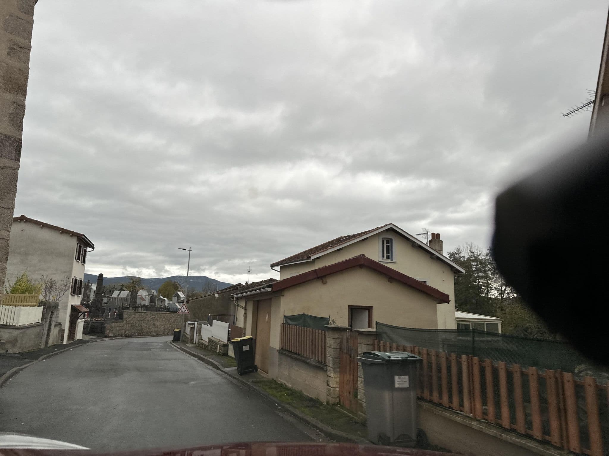 Street view near Auberge du Palais, Celles-sur-Durolle — © fpm (CC BY-SA · Mapillary)