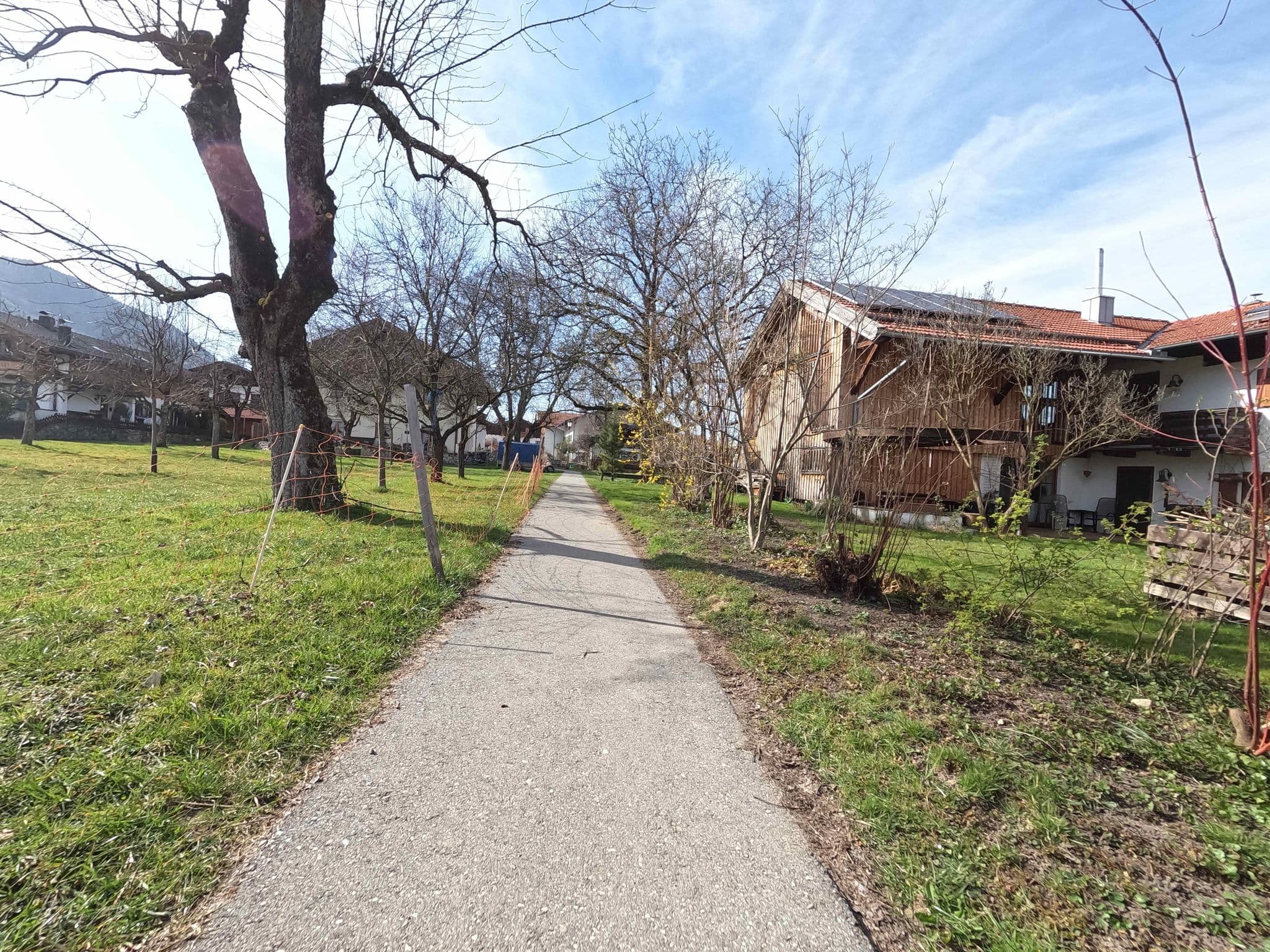 Street view near Haus Perlgut - Maraun Alessia, Grassau — © natebus (CC BY-SA · Mapillary)