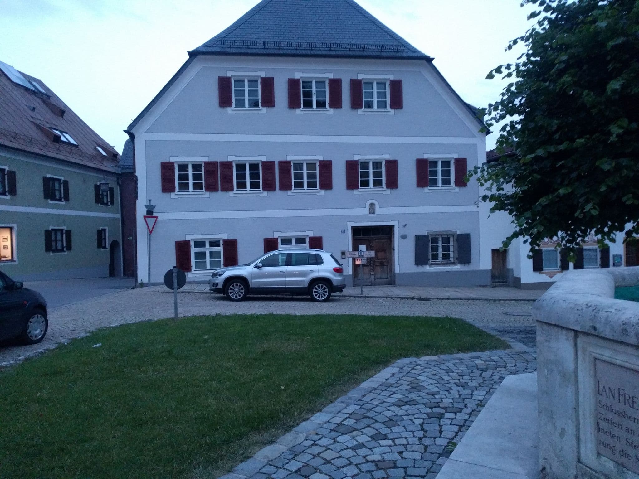 Street view near Hofwirt - Gasthof und Hotel, Neubeuern — © ebel (CC BY-SA · Mapillary)