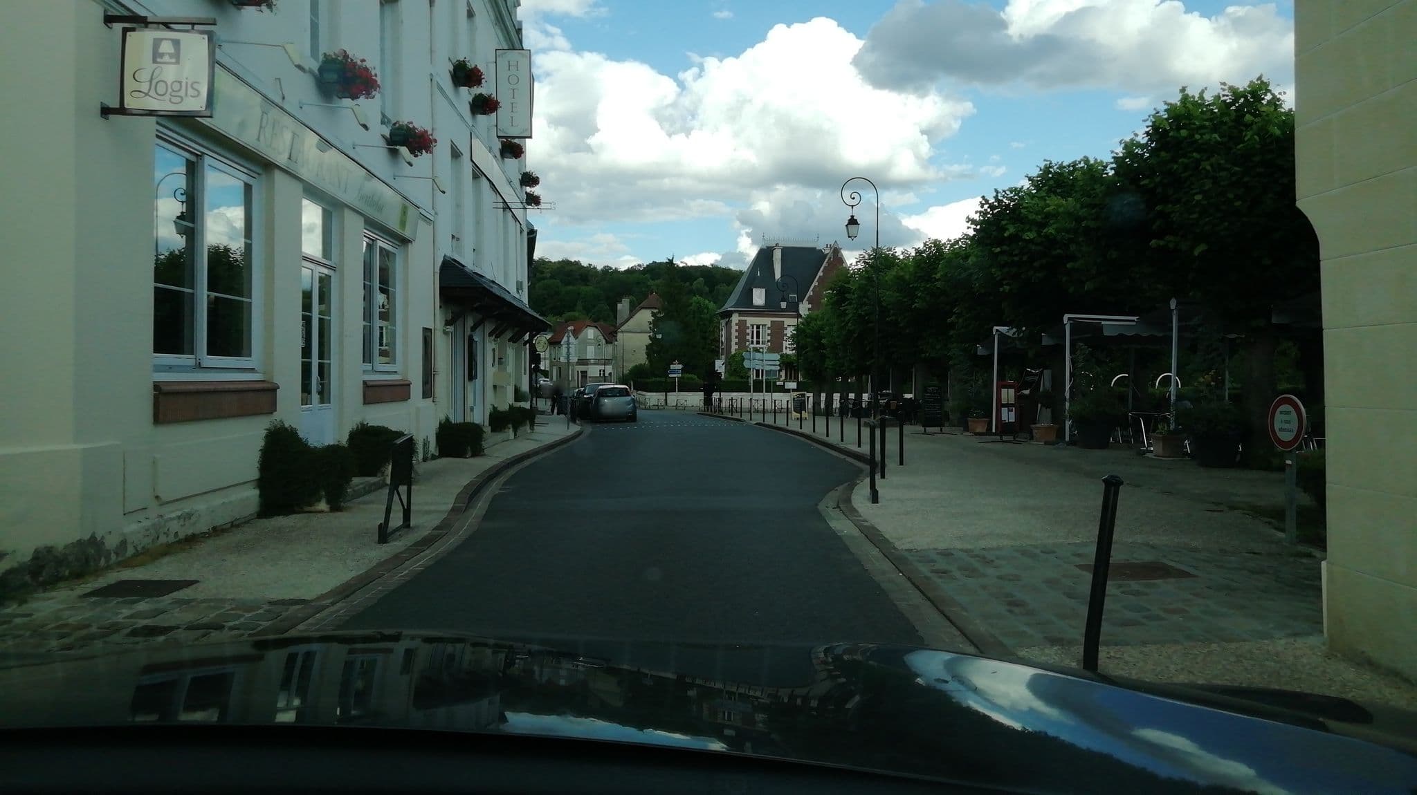 Street view near Hôtel Beaudon, Pierrefonds — © brunoduye (CC BY-SA · Mapillary)