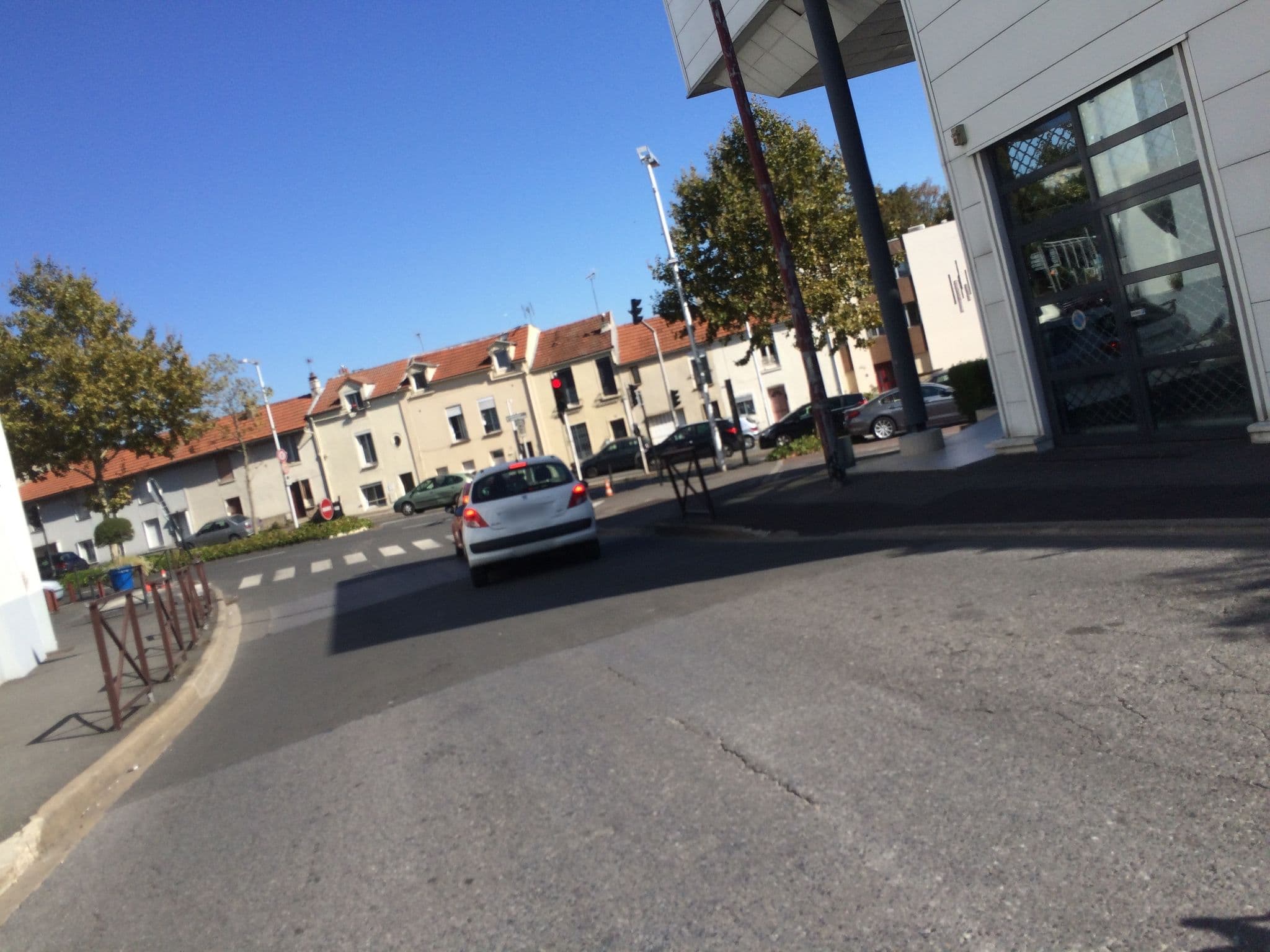 Street view near Hôtel Kenz, Juvisy-sur-Orge — © josmougn (CC BY-SA · Mapillary)