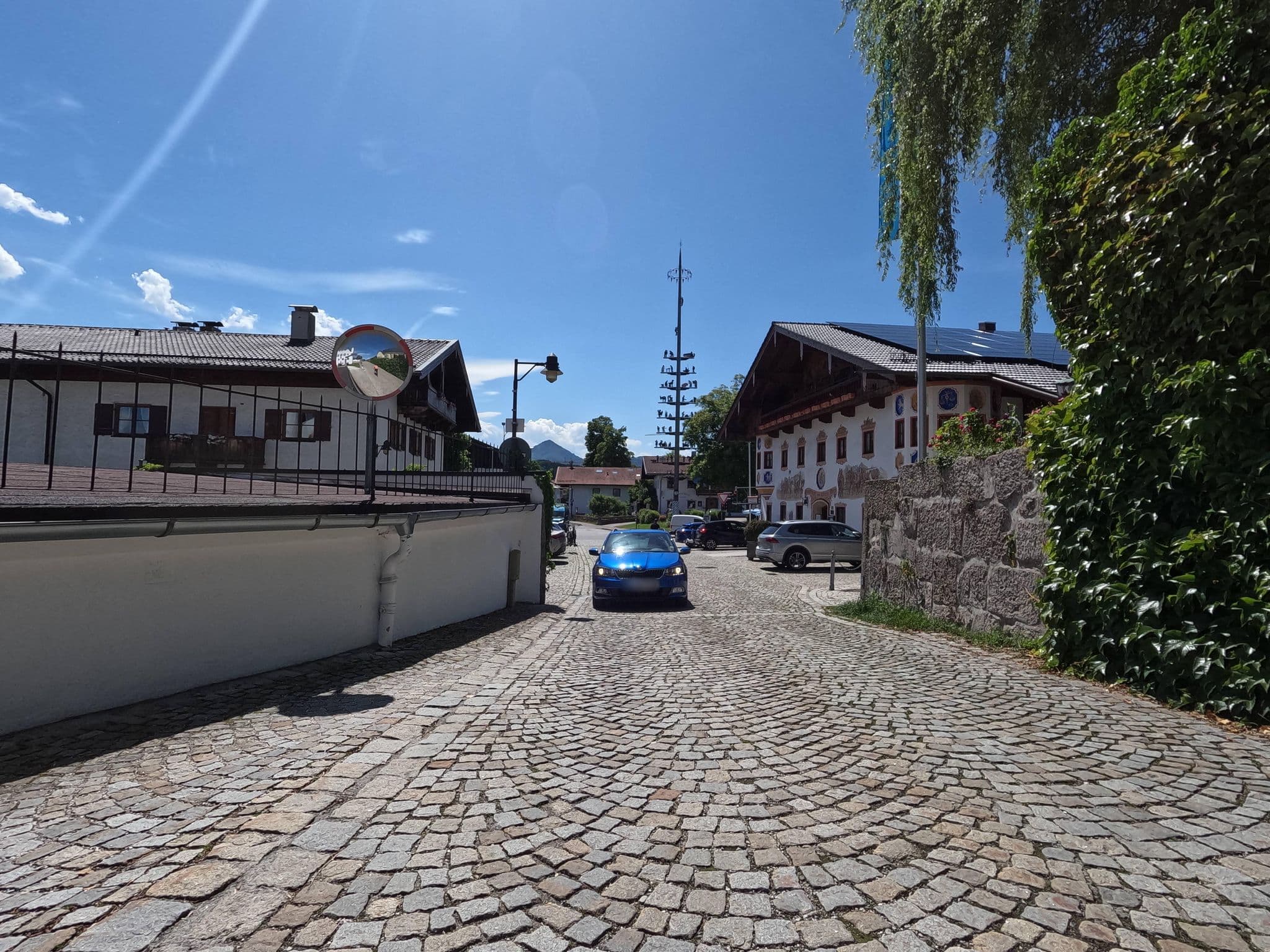 Street view near Das Gästehaus UNT' am See, Bernau am Chiemsee — © natebus (CC BY-SA · Mapillary)