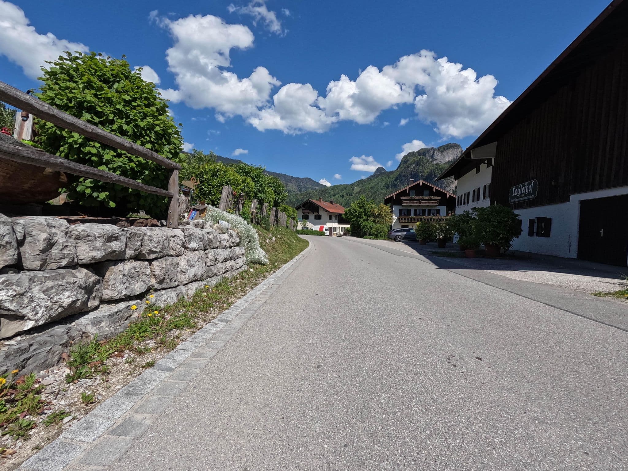 Street view near Pension Ferienwohnungen Laglerhof, Elfriede und Hans Loider Landwirt, Unterwössen — © natebus (CC BY-SA · Mapillary)