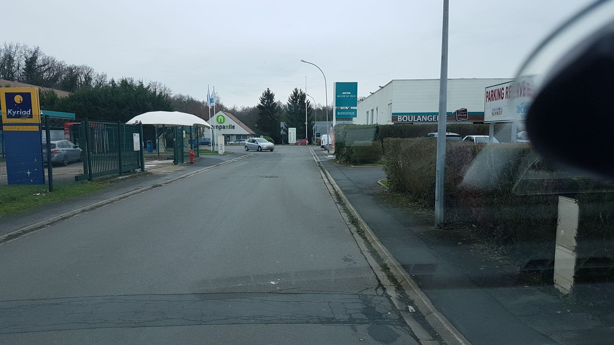 Street view near Kyriad, Chantilly — © ismaeltthds (CC BY-SA · Mapillary)
