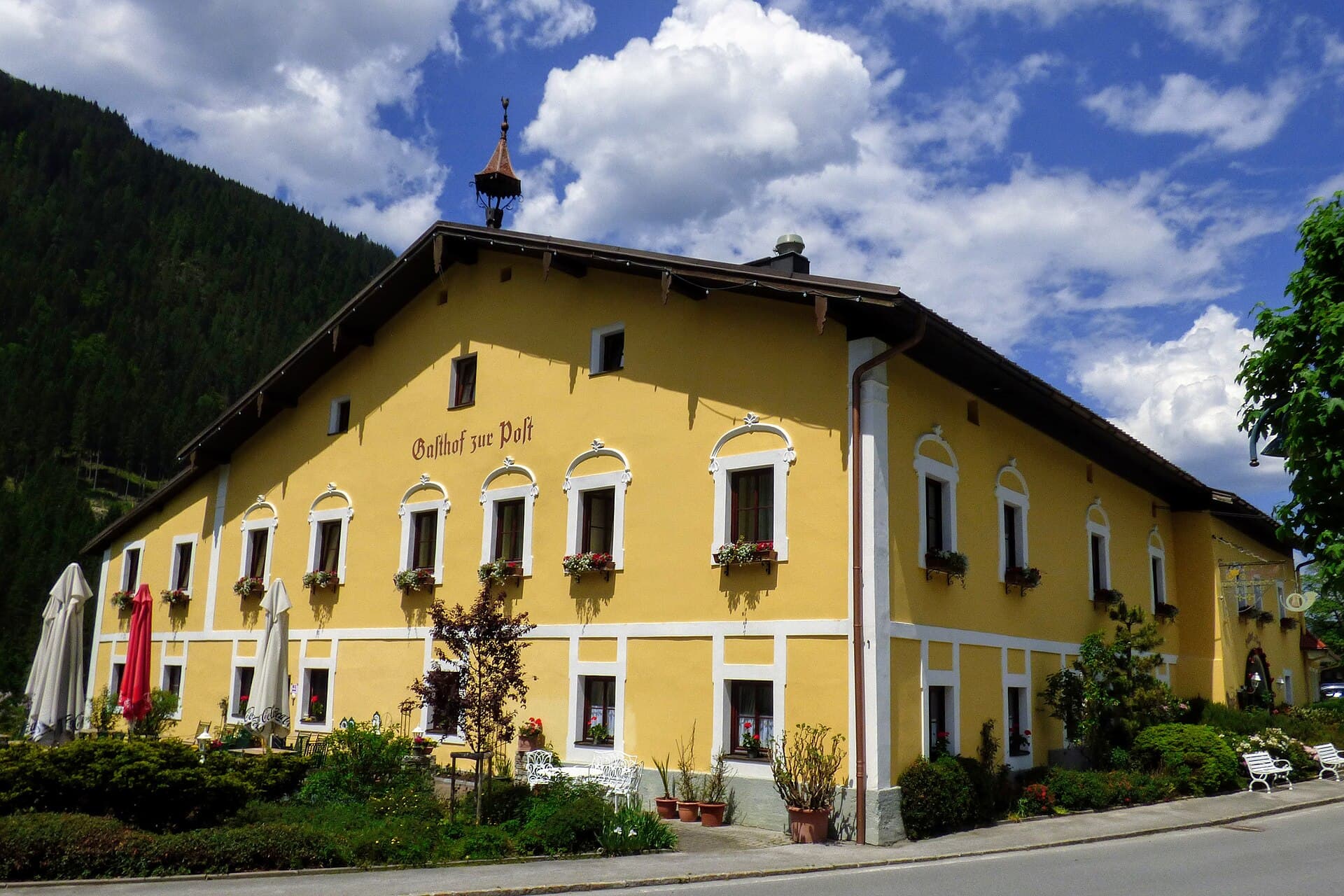 Gasthof Zur Post (via Wikimedia Commons, CC BY-SA 4.0)