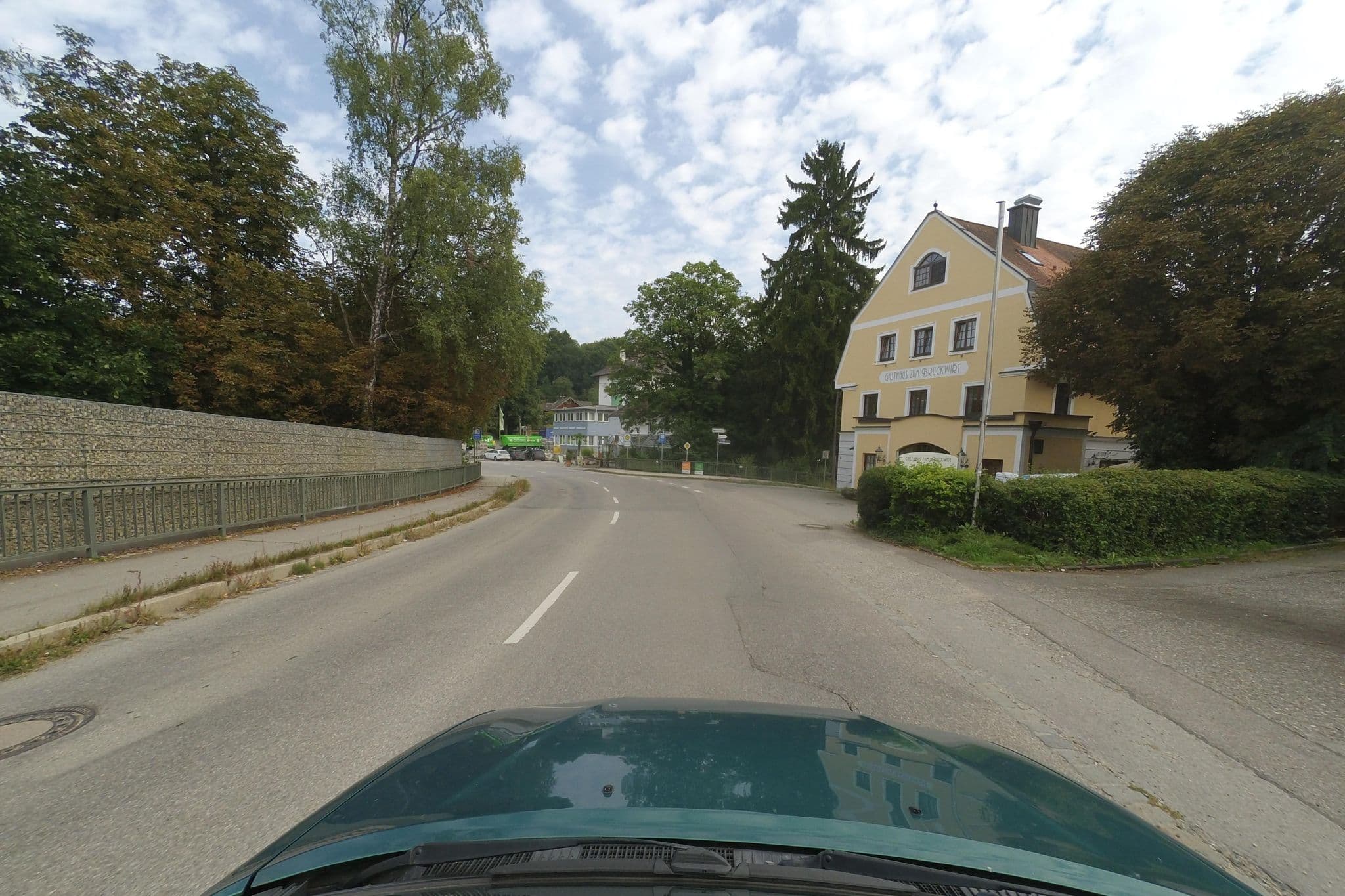 Street view near Gasthaus zum Bruckwirt, Isen — © wegatest (CC BY-SA · Mapillary)