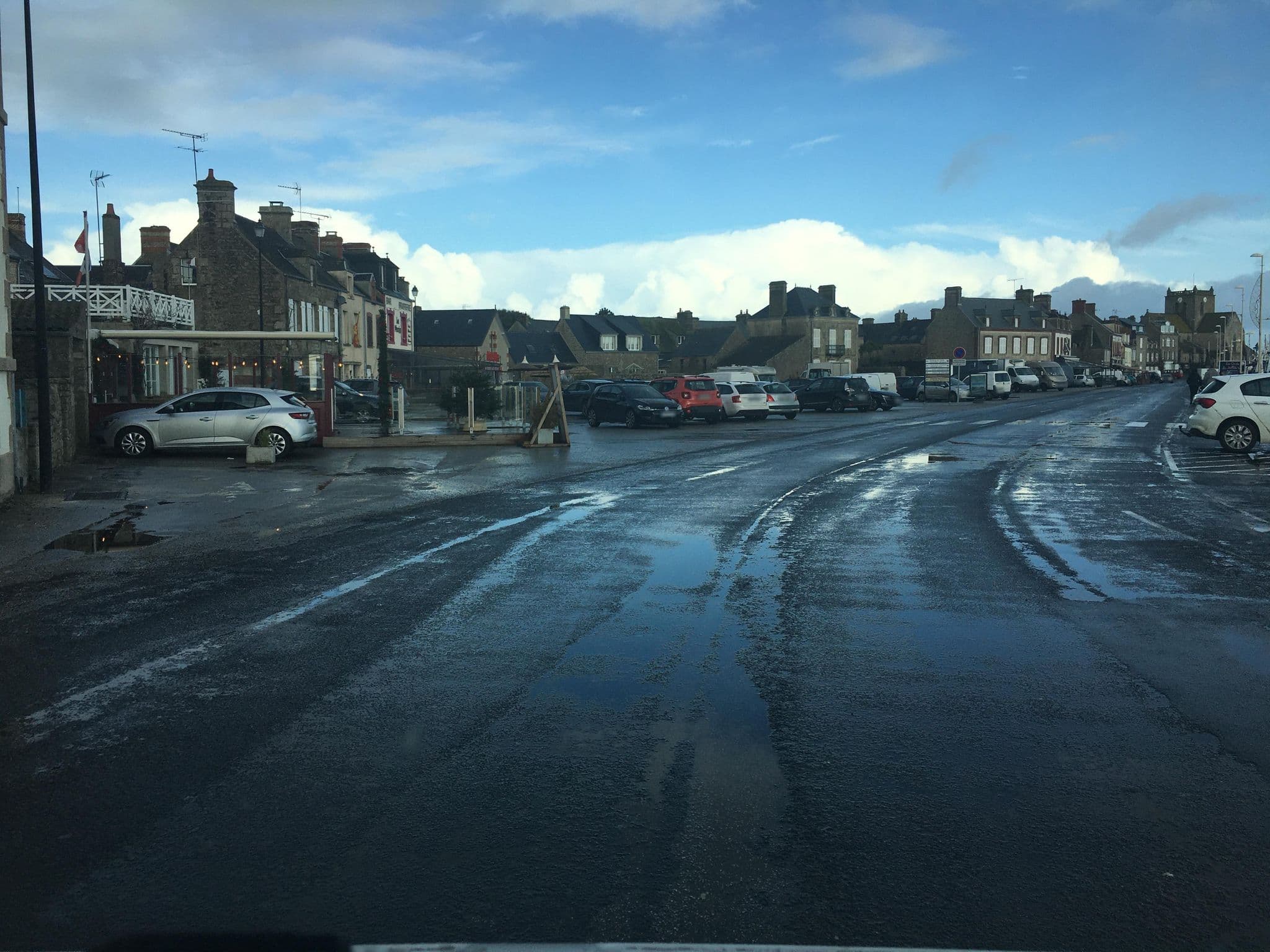 Street view near Le Mora, Réville — © raymond (CC BY-SA · Mapillary)