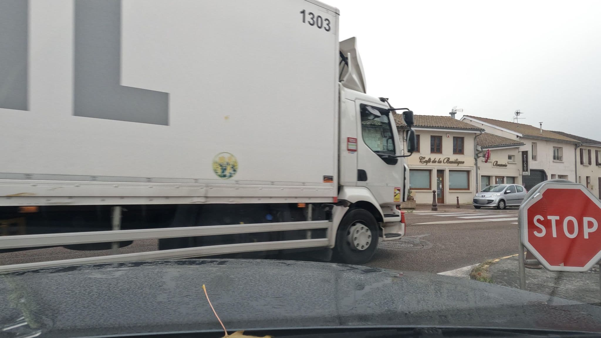 Street view near Aux Armes de Champagne, Courtisols — © vinisa (CC BY-SA · Mapillary)