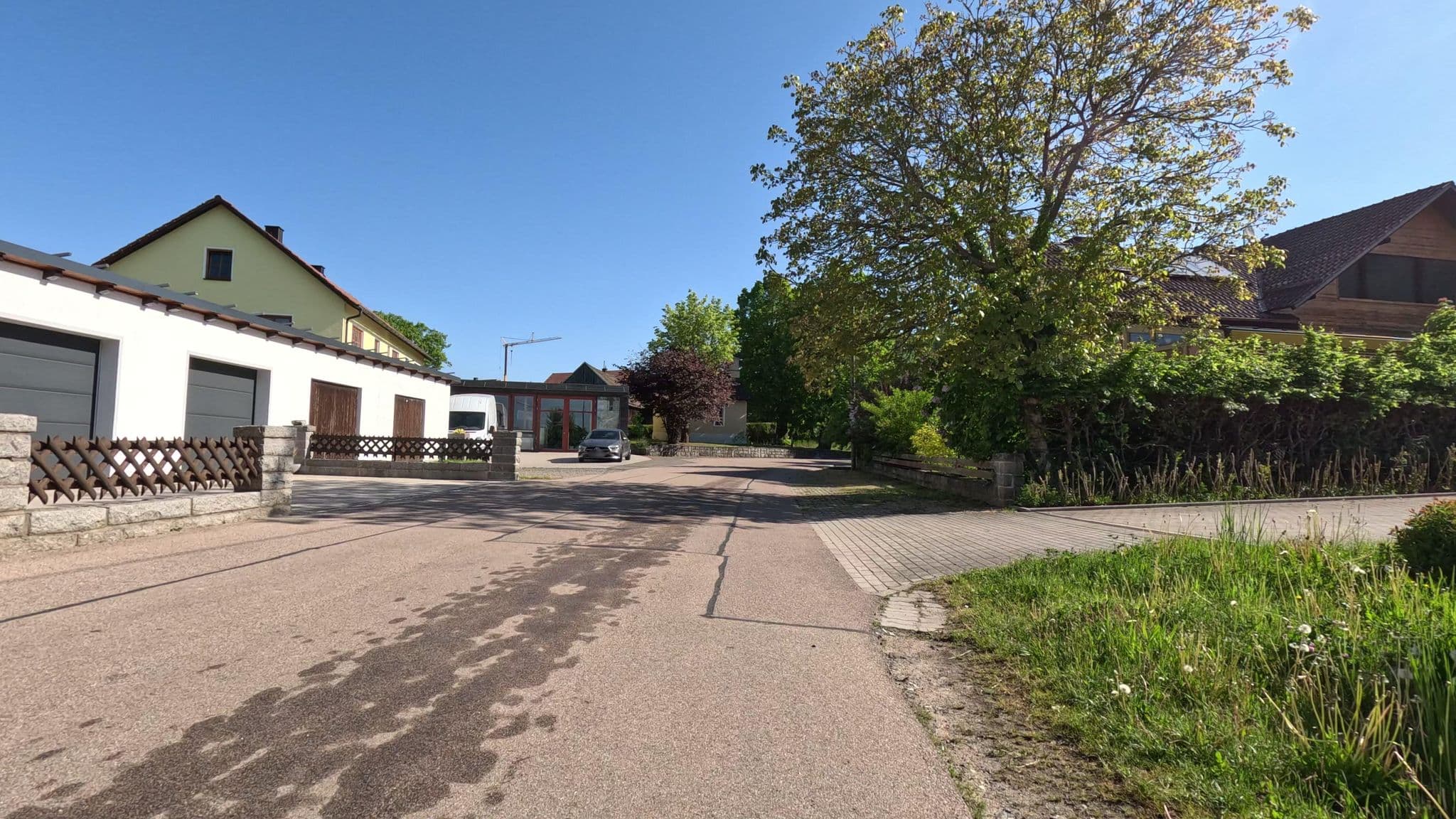 Street view near Reitschule Fuchsenhof, Neukirchen-Balbini — © rnissl (CC BY-SA · Mapillary)