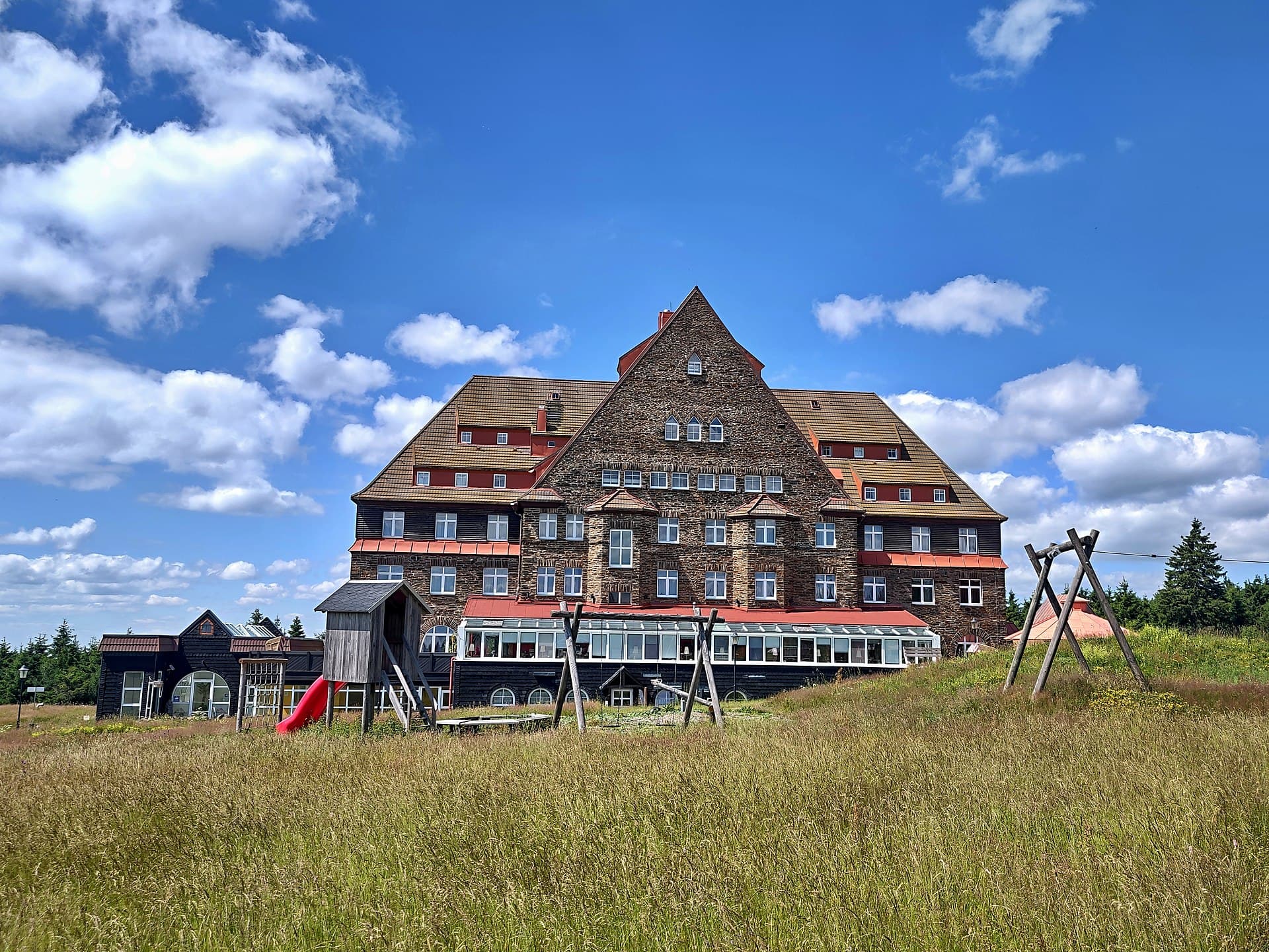 Hotel Sachsenbaude (via Wikimedia Commons, CC BY-SA 4.0)