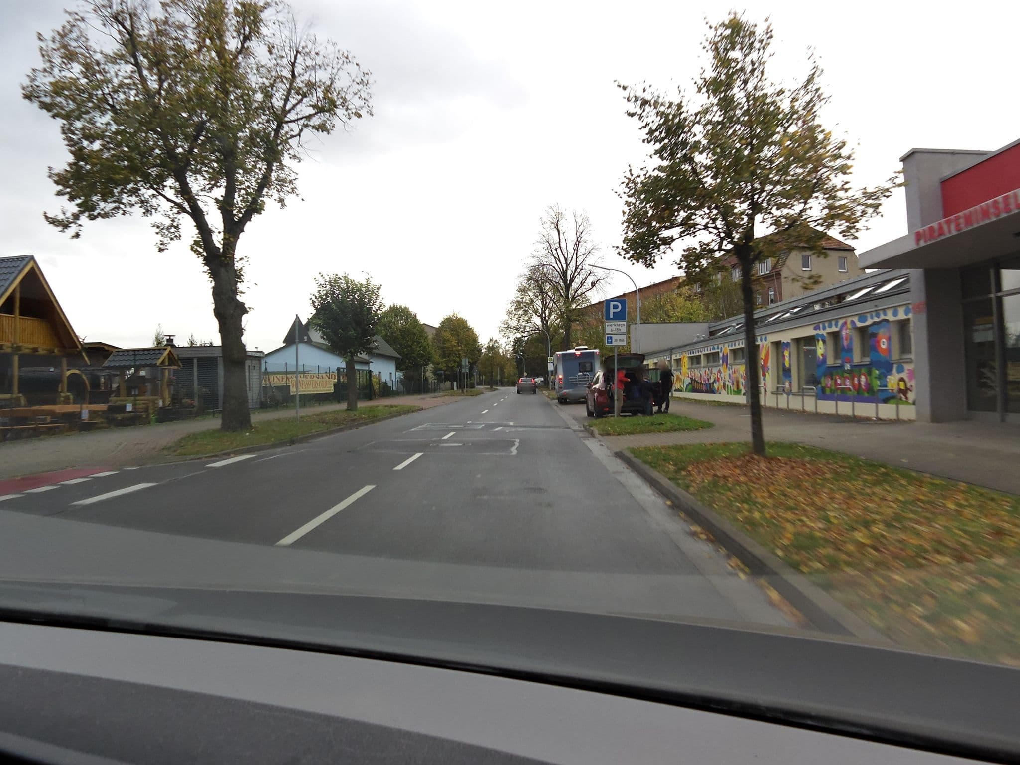 Street view near Wellness Hütte am Zwenkauer See bei Leipzig, Zwenkau — © zoegglmeyr (CC BY-SA · Mapillary)