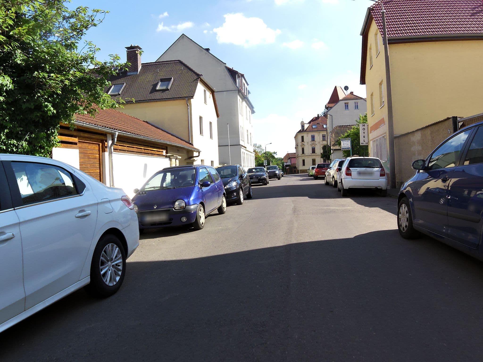Street view near Pension Herberge am Gutspark Prager Berthold, Großzschocher — © zoegglmeyr (CC BY-SA · Mapillary)