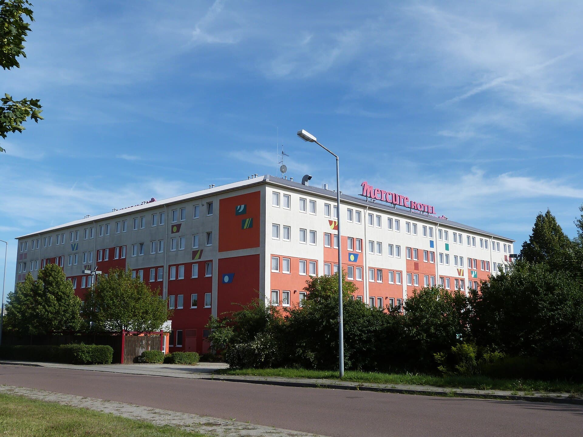 Mercure Hotel Halle-Leipzig (via Wikimedia Commons, CC BY-SA 4.0)
