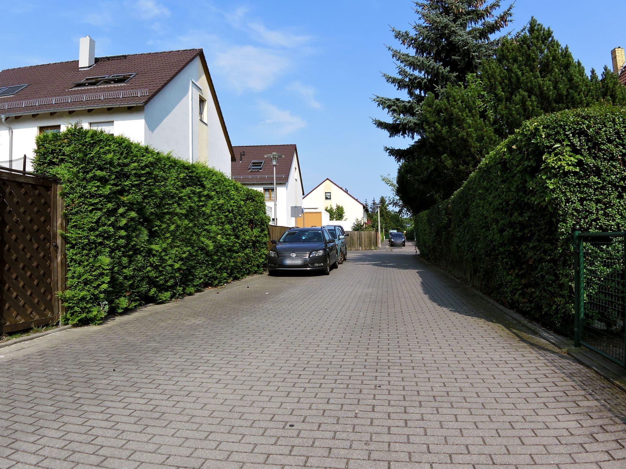 Street view near Hotel Am Sankt Georg, Gohlis — © zoegglmeyr (CC BY-SA · Mapillary)