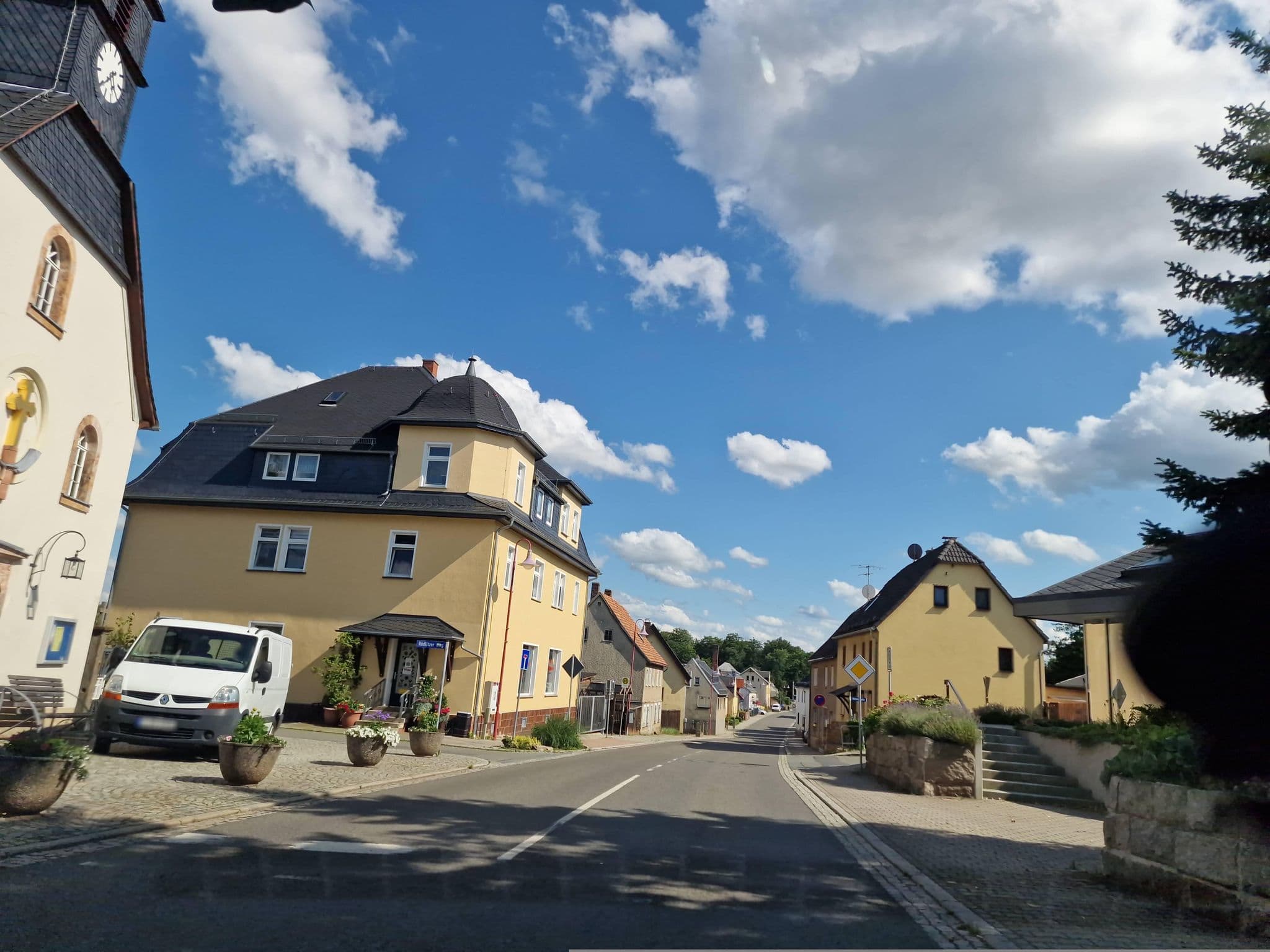 Street view near Schwalbe Wolfgang, Schwalbe Karin Pension, Hohndorf — © canislupus (CC BY-SA · Mapillary)