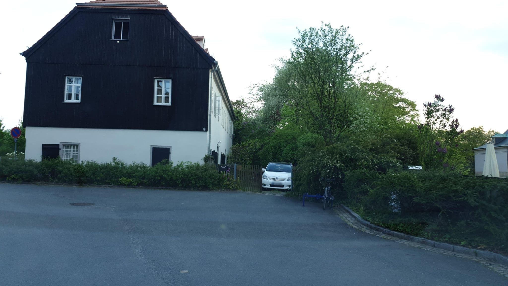 Street view near Schloss Hotel Dresden-Pillnitz, Pillnitz — © canislupus (CC BY-SA · Mapillary)