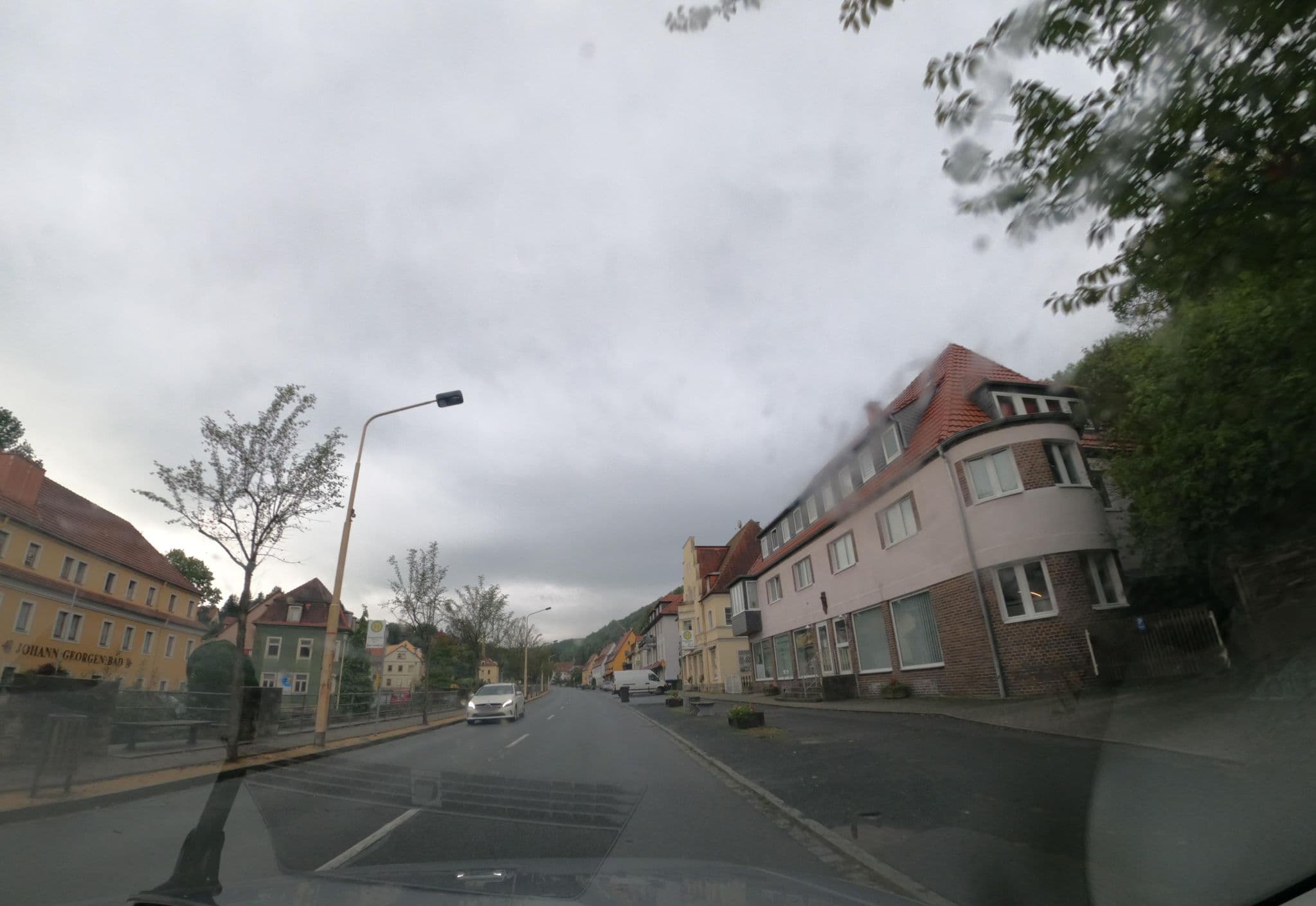 Street view near Kurhaus Berggiesshubel, Dohma — © atze02 (CC BY-SA · Mapillary)