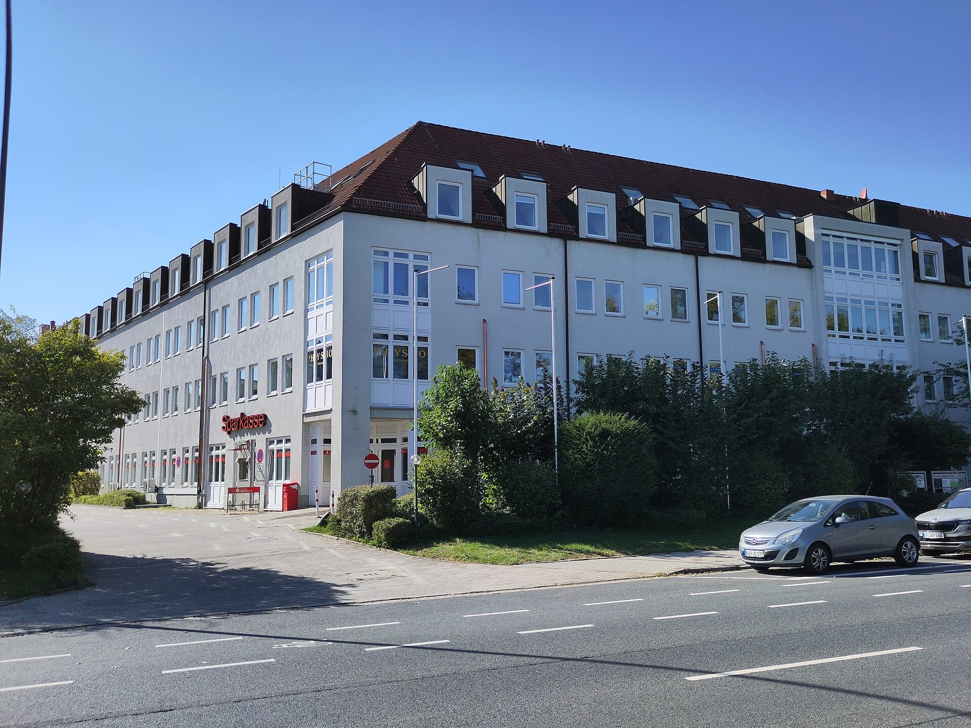 Airport Dresden Hotel (via Wikimedia Commons, CC0)