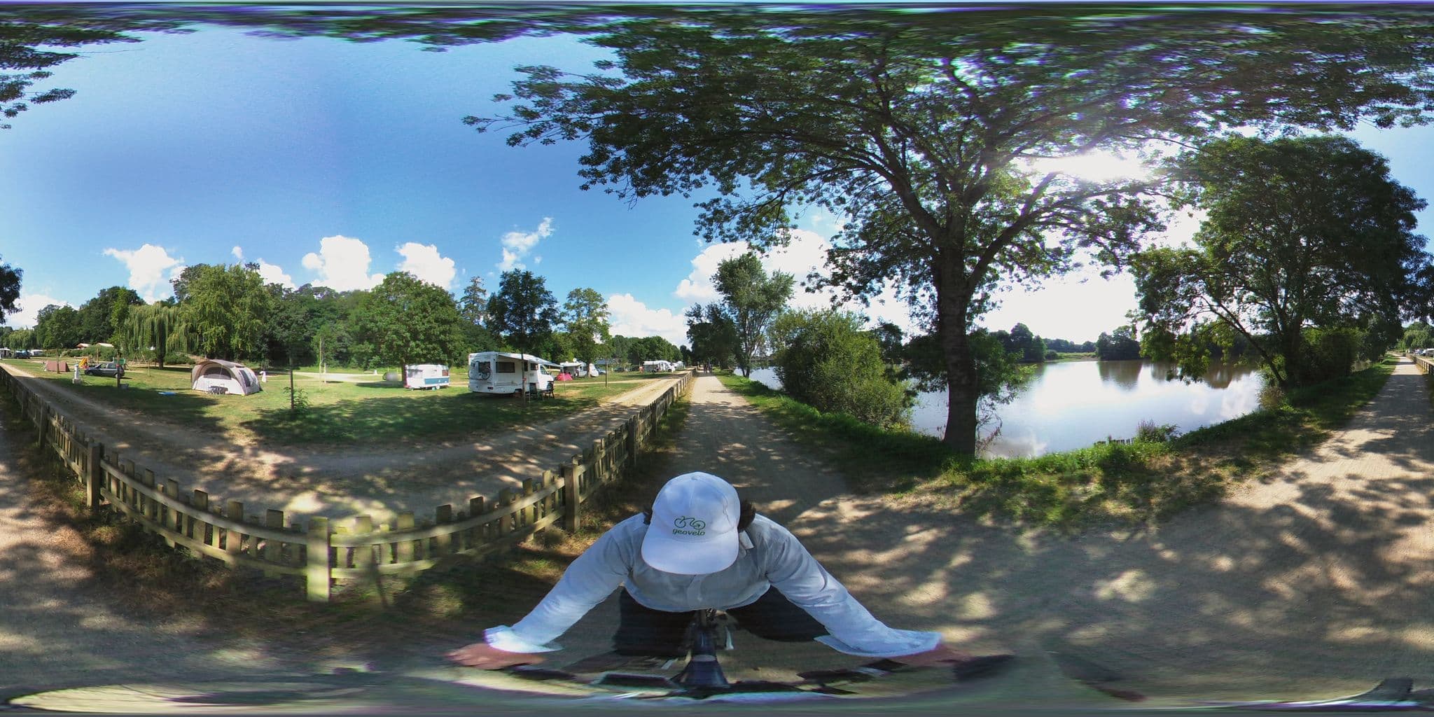 Street view near Les Rives de Mayenne, Cantenay-Épinard — © geovelo (CC BY-SA · Mapillary)