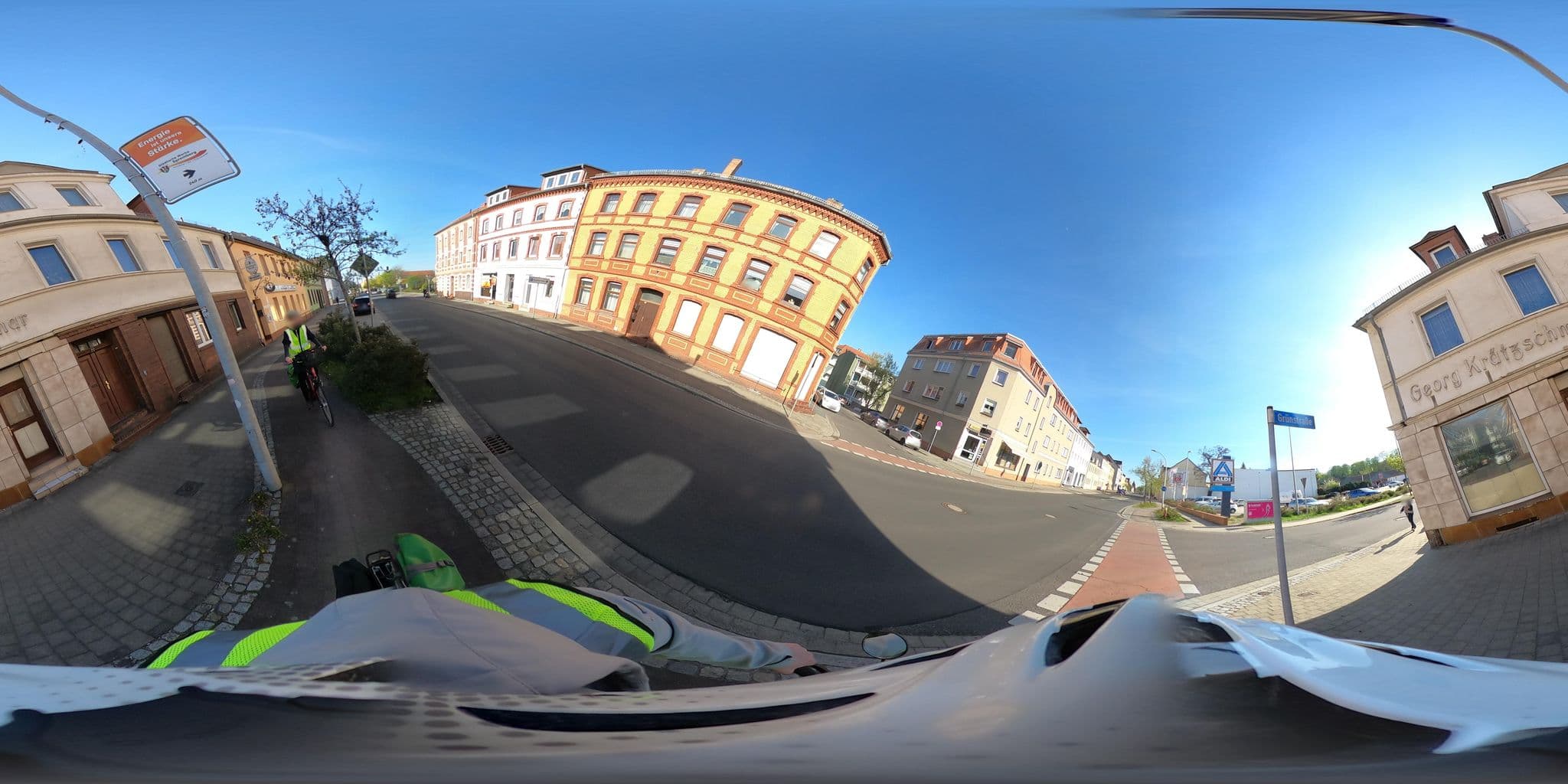 Street view near Hong Vinh Nguyen Pension, Schleife — © Mobilitaetswerk (CC BY-SA · Mapillary)